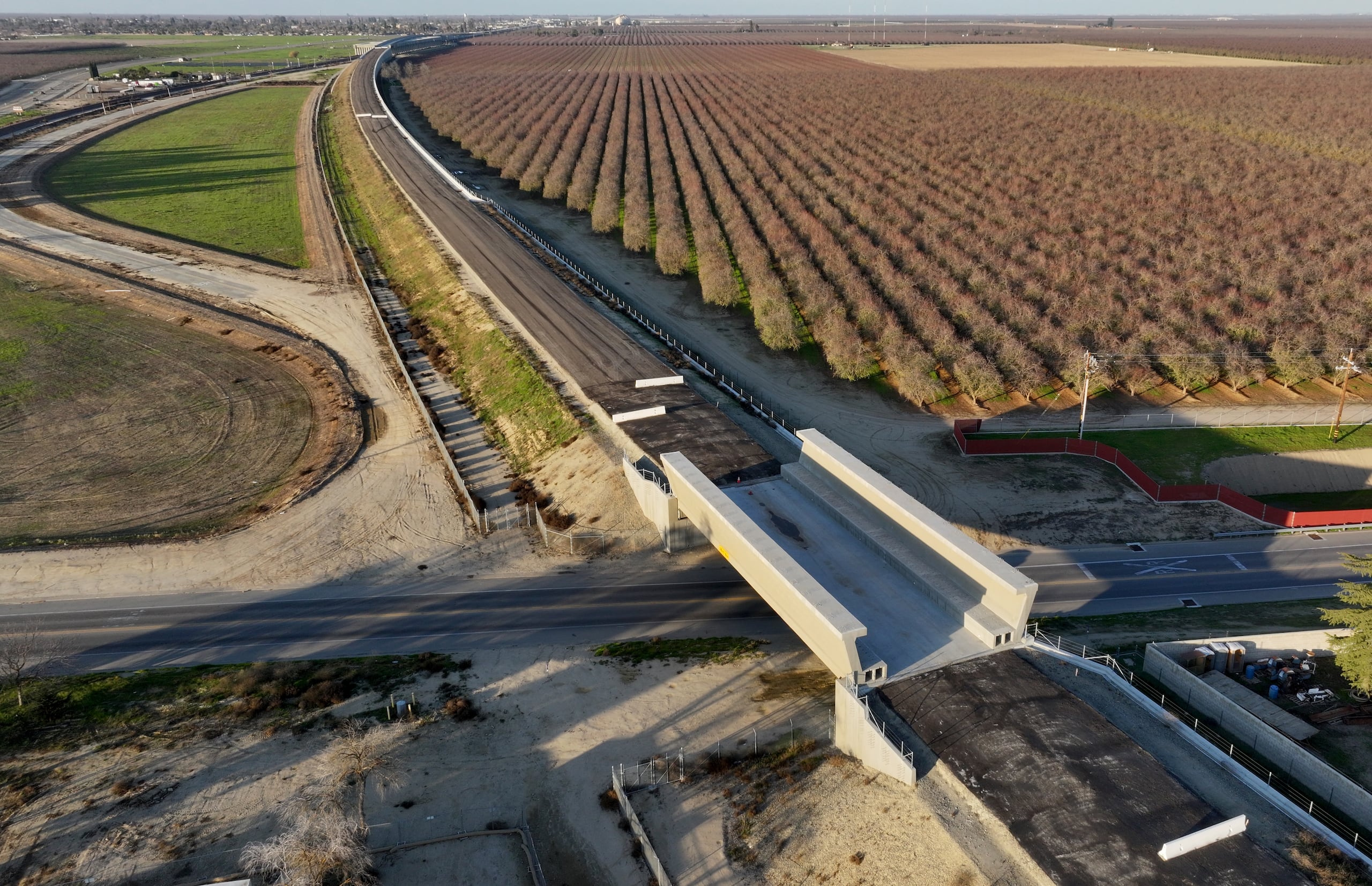 Fotografía cedida por La Autoridad Ferroviaria de Alta Velocidad de California, que muestra la obra de construcción del viaducto Kimberlina. EFE/Autoridad Ferroviaria de Alta Velocidad de California /SOLO USO EDITORIAL /NO VENTAS /SOLO DISPONIBLE PARA ILUSTRAR LA NOTICIA QUE ACOMPAÑA /CRÉDITO OBLIGATORIO