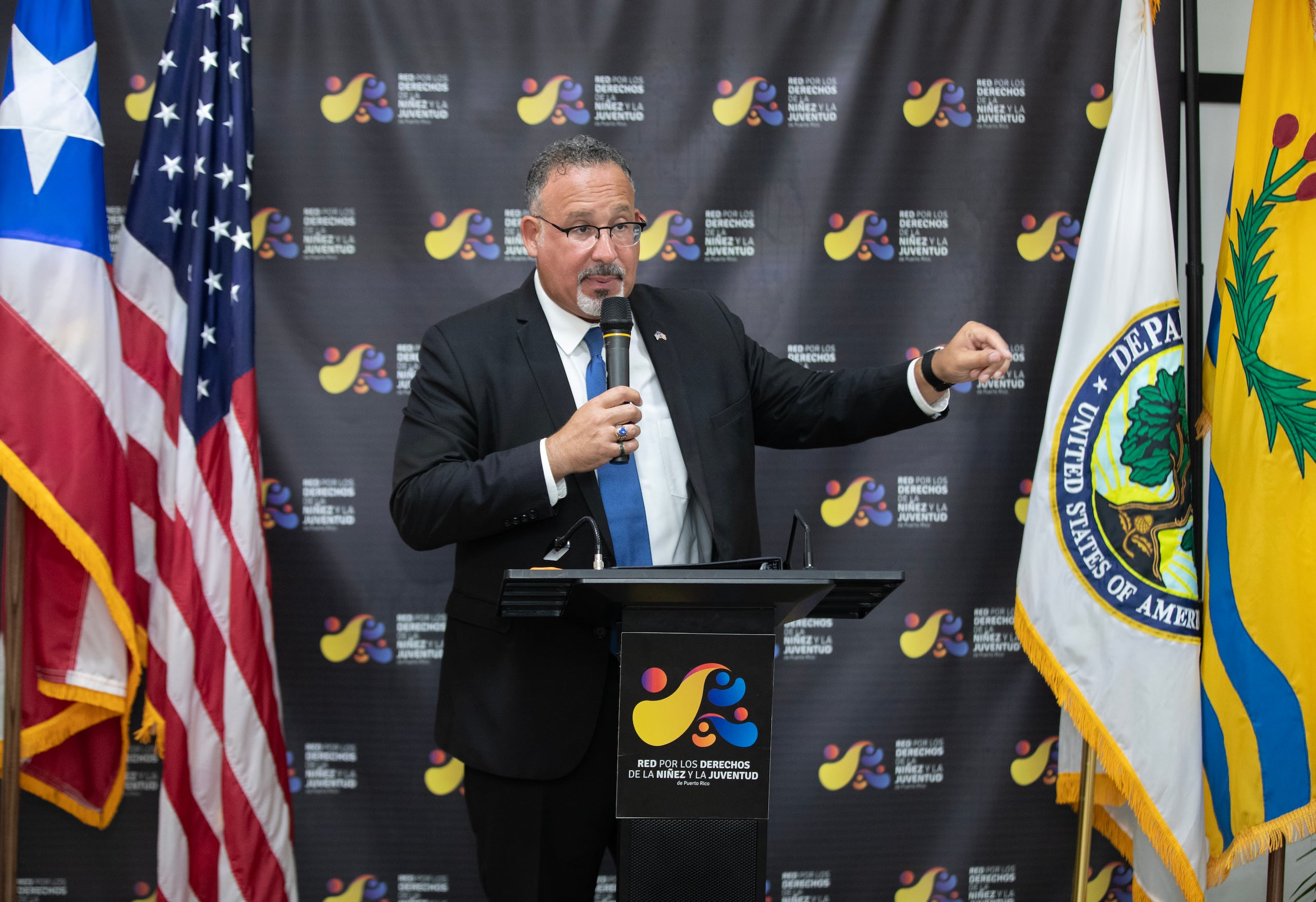 "Hay que trabajar para sacar la política del salón de clases. No solo hay que descentralizar, sino también despolitizar el sistema educativo", afirmó Cardona ante miembros de la Junta Ejecutiva de IDEAR.