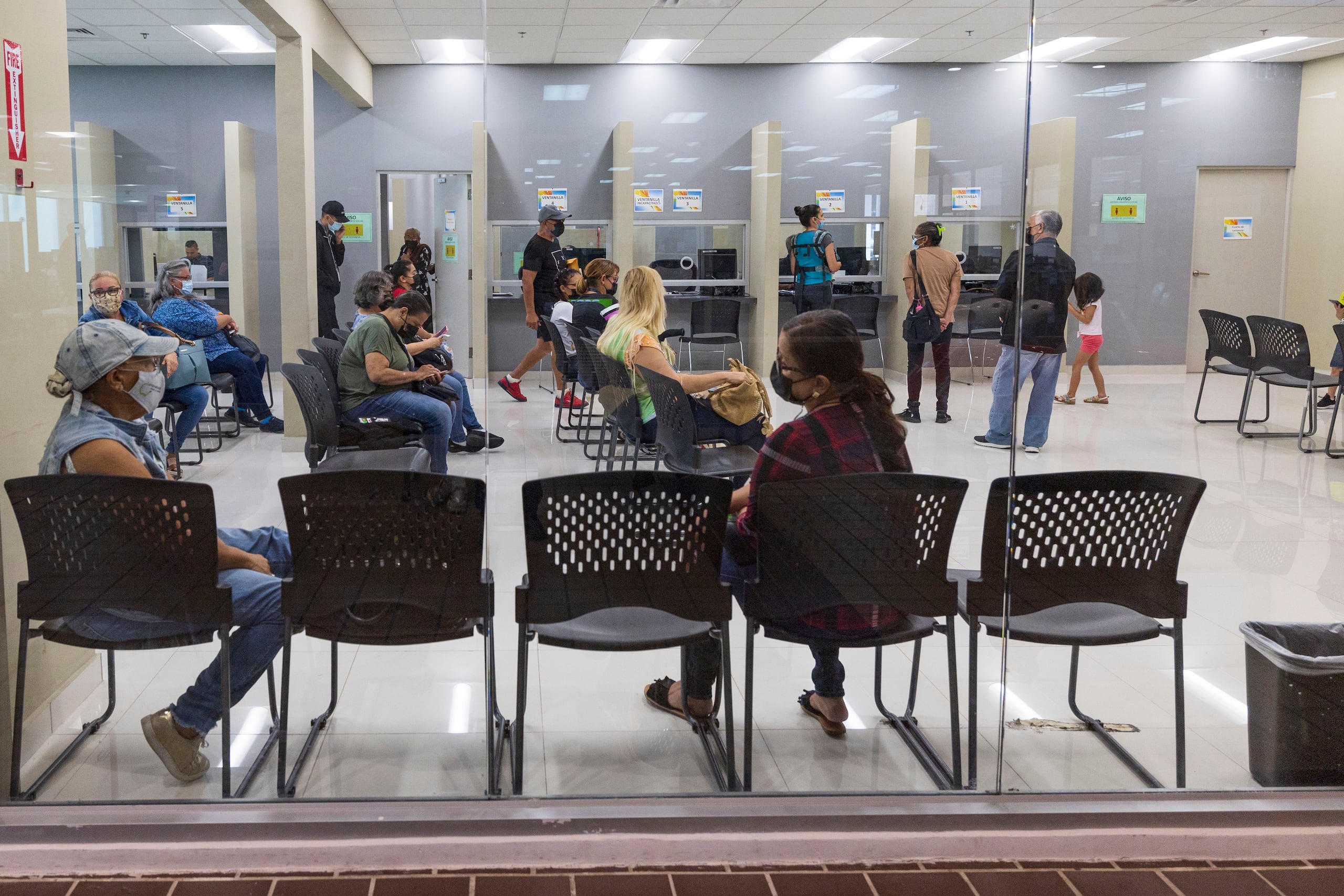 En constraste, la pasada administración localizó varias oficinas en el centro comercial Canton Mall, en Bayamón, que no constituye un edificio público.
