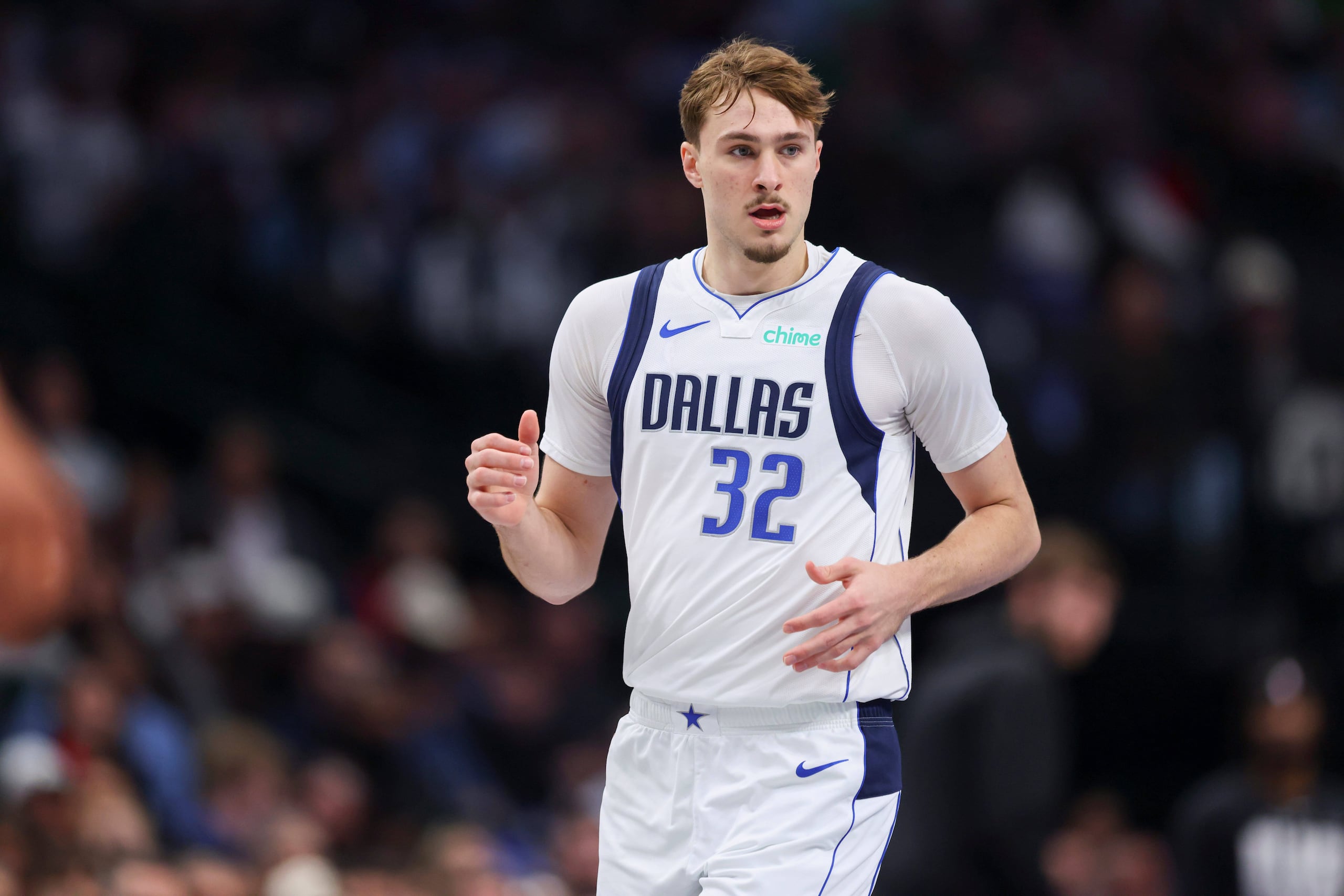 Cooper Flagg, de los Mavericks de Dallas, corre por la cancha en la primera mitad de un partido contra los Spurs de San Antonio.