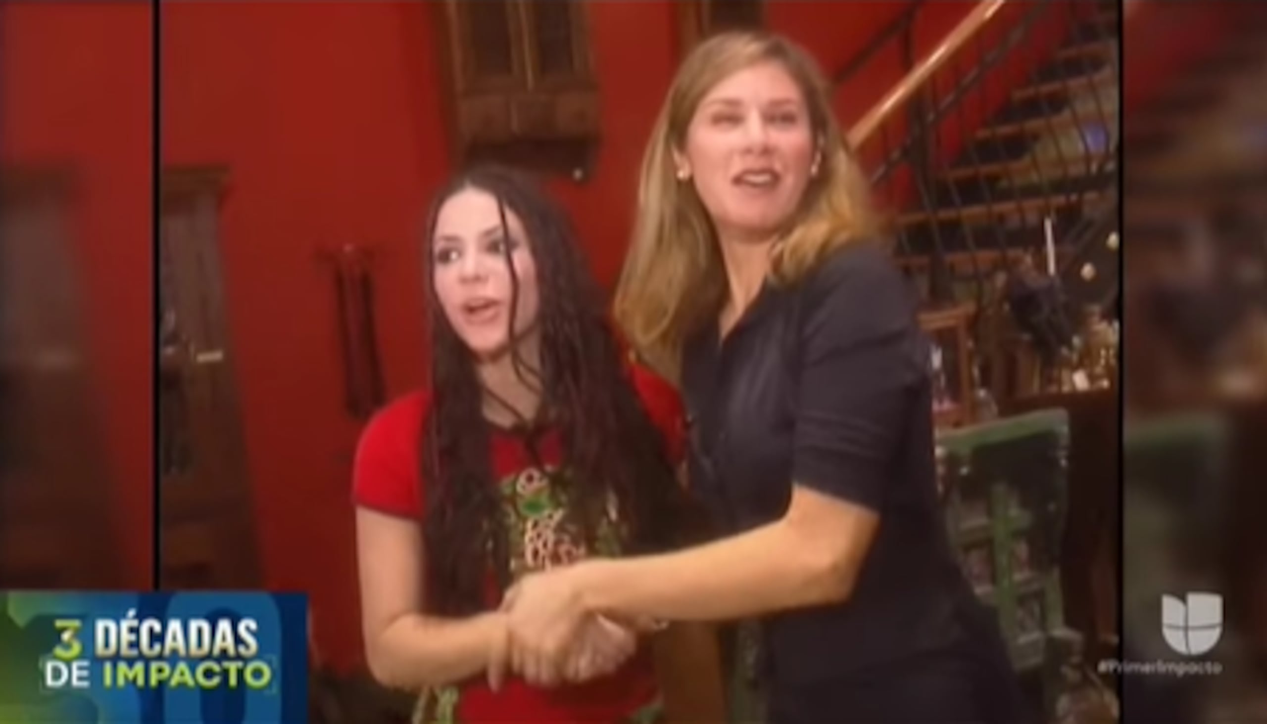 Yovanka Sánchez en una entrevista que le hizo a la cantante Shakira en los años 90.