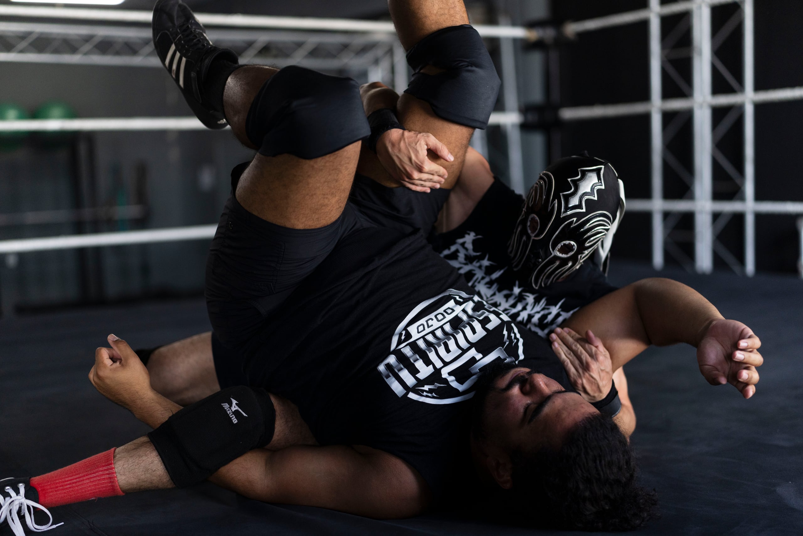 Los alumnos recién admitidos en Espíritu Pro Wrestling Dojo utilizan máscaras para ocultar su identidad antes de definir su personaje.