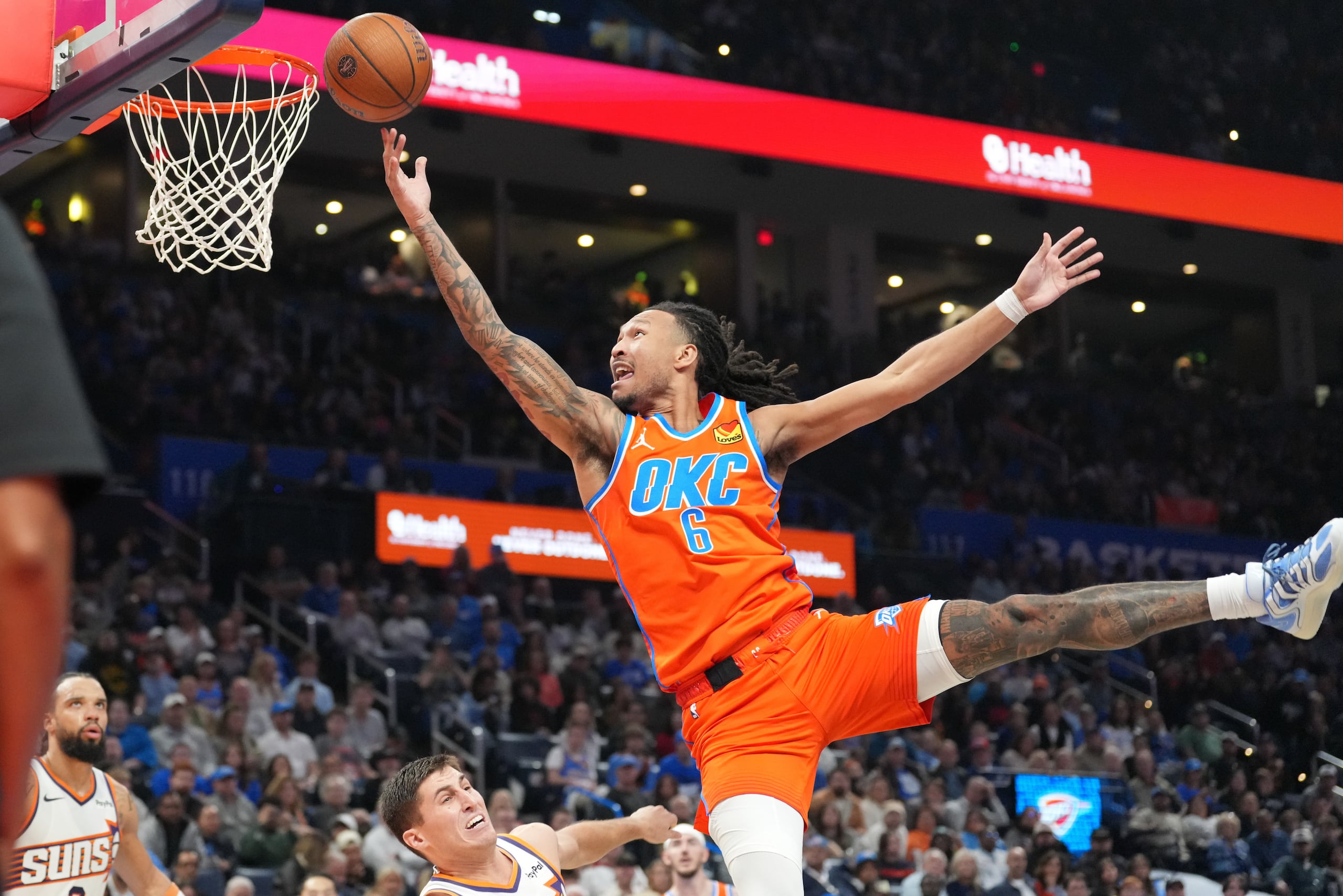Jaylin Williams, del Thunder de Oklahoma City, dispara en un partido ante los Suns de Phoenix, el viernes 28 de noviembre de 2025, en la Copa NBA (AP foto/Kyle Phillips)
