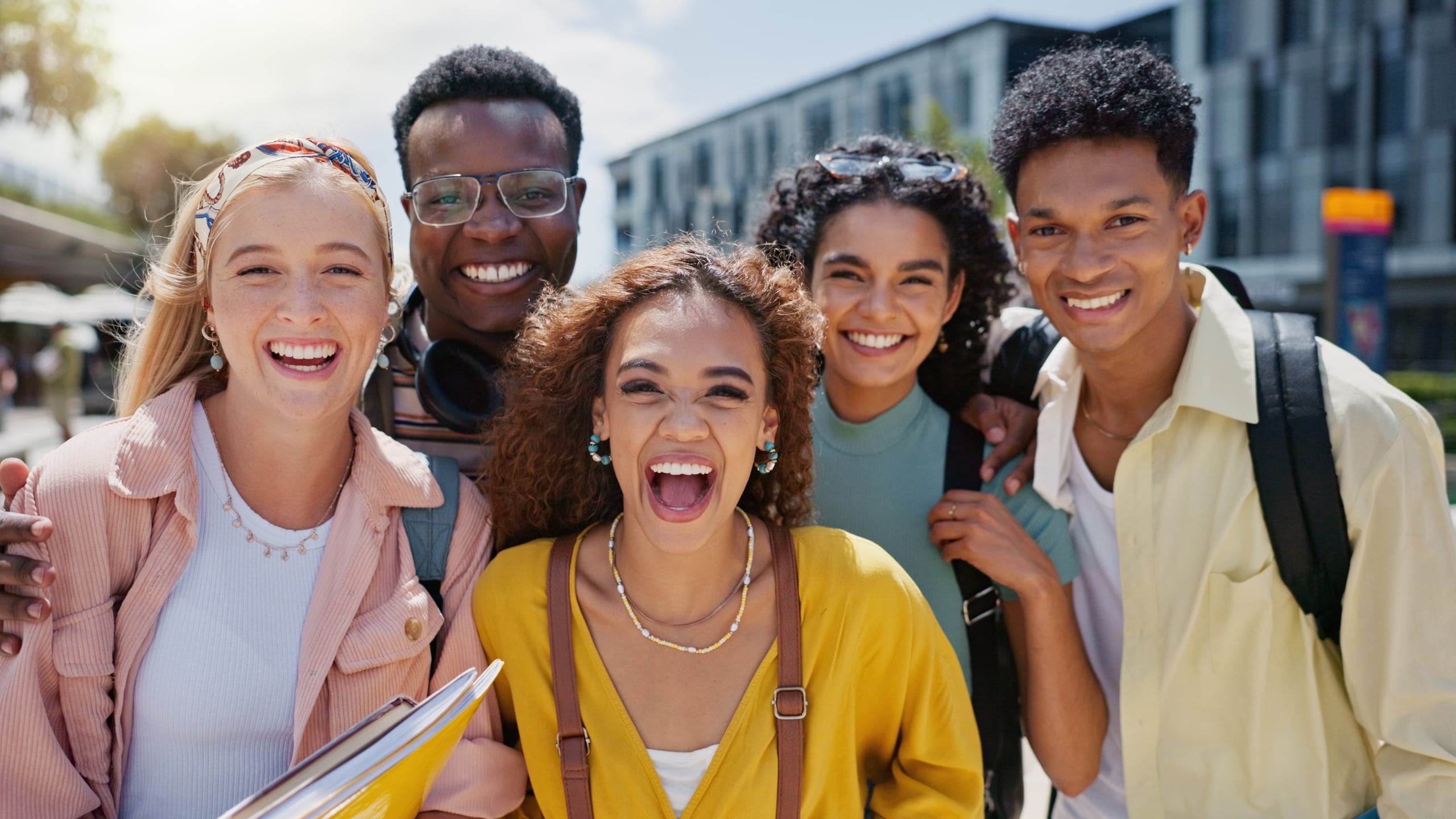 La provee educación superior de excelencia en medio de un ambiente universitario lleno de actividad artística, deportiva, con organizaciones estudiantiles, lo que impulsa y estimula a sus estudiantes.