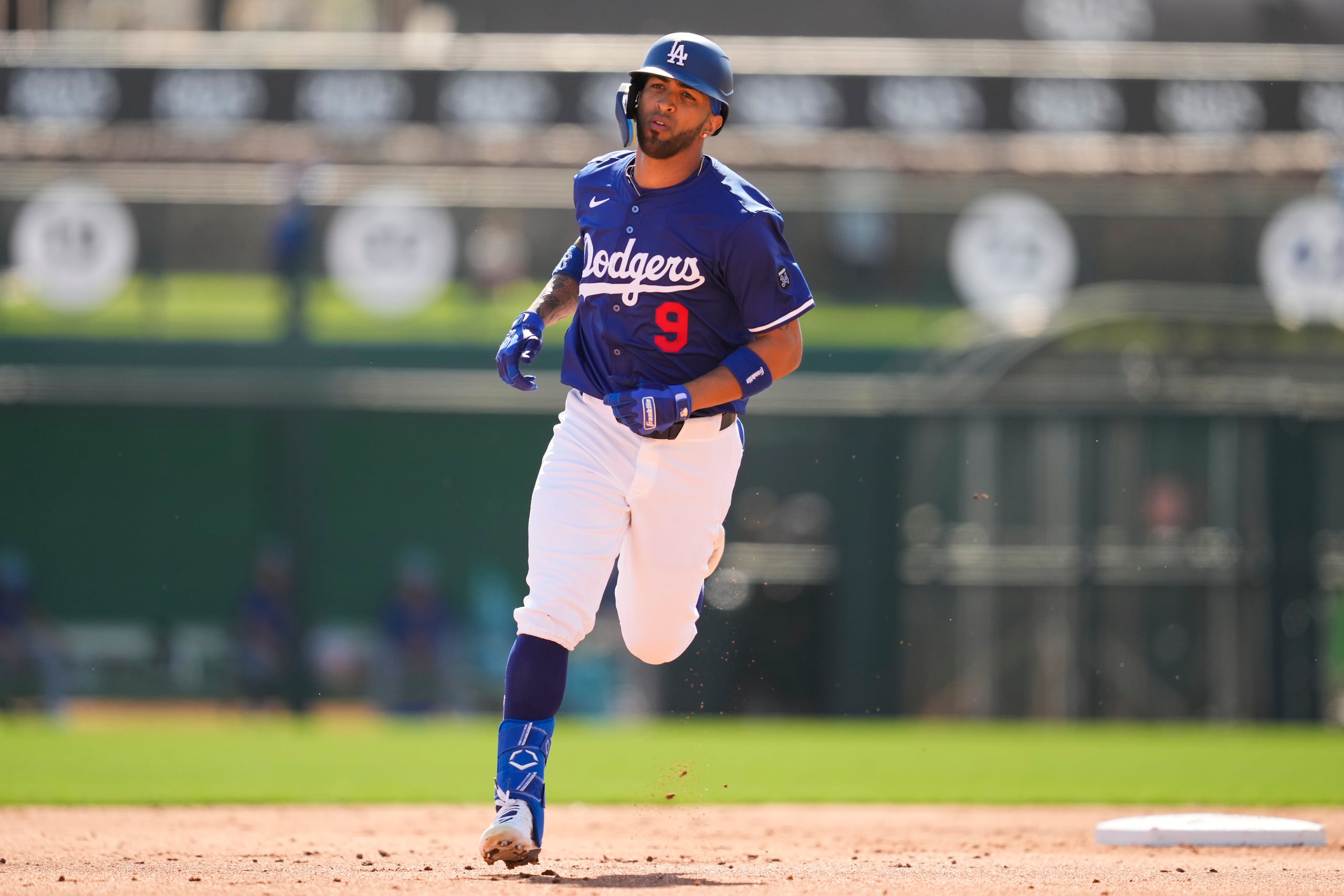 El boricua Eddie Rosario en un corrido de base.