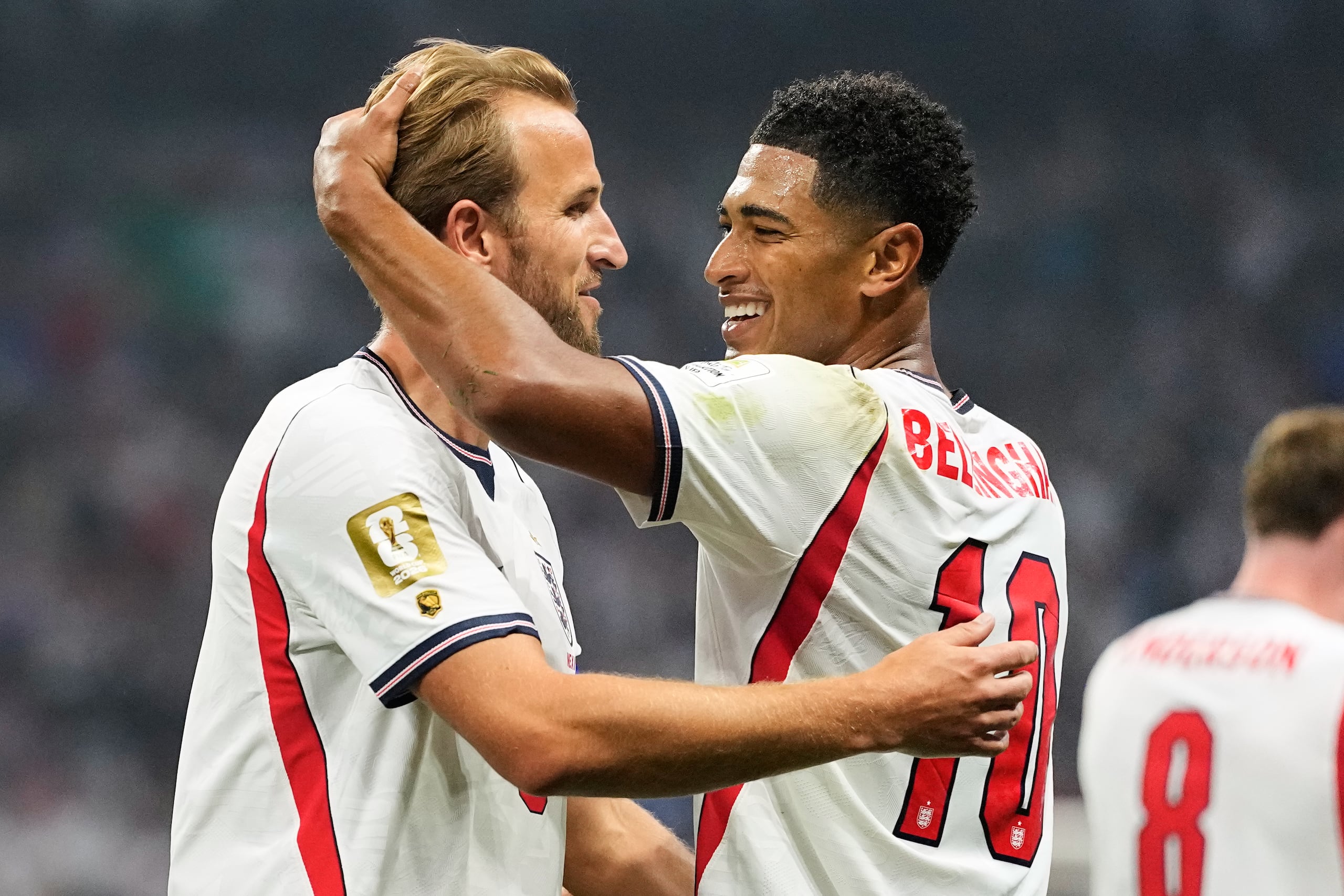 Jude Bellingham (10) y Harry Kane (9) celebran después de un gol ante México en los dieciseisavos de final ante México. (AP Photo/Natacha Pisarenko)