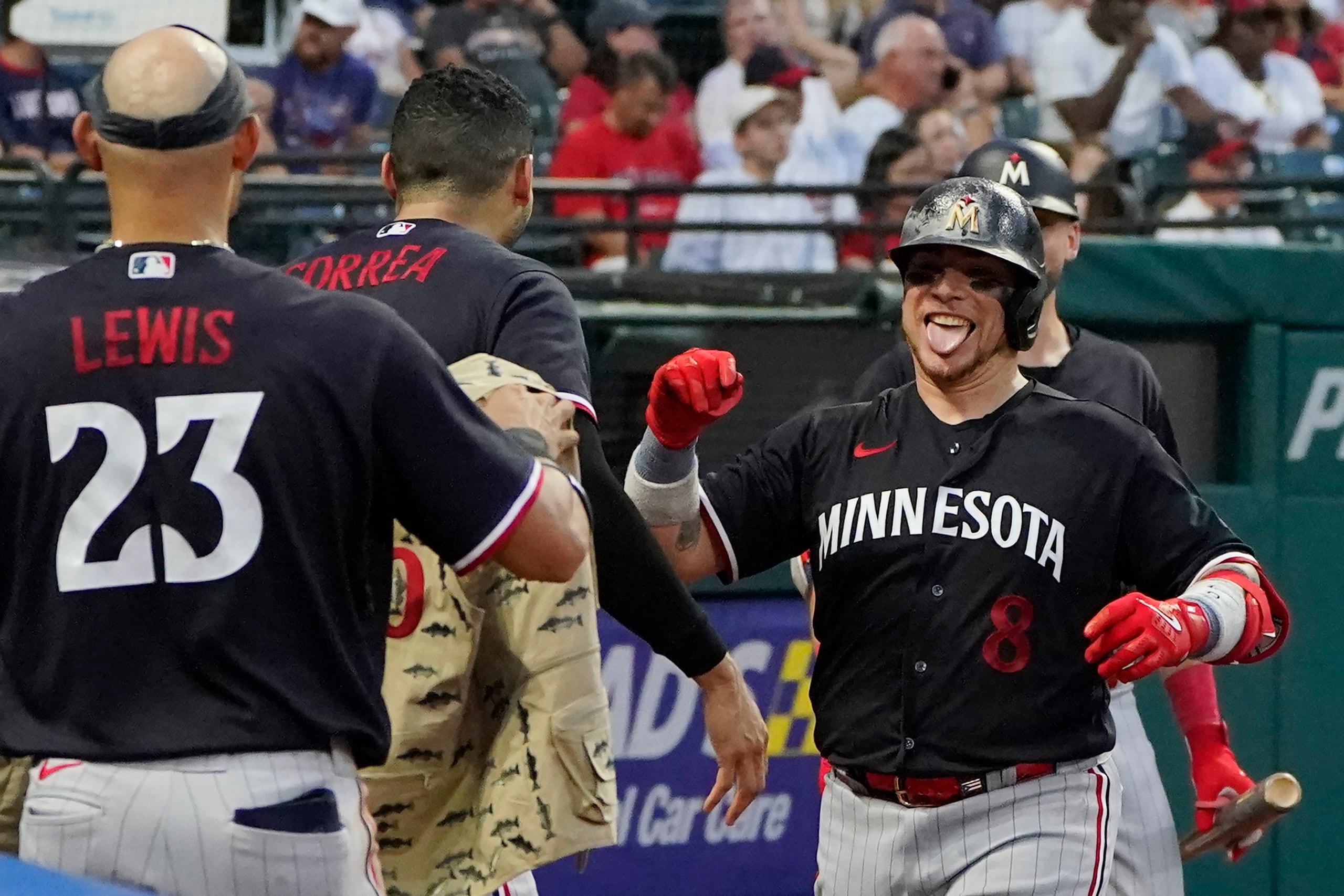 Christian Vázquez (8) batea de 8-2 ante Berríos en nueve turnos.