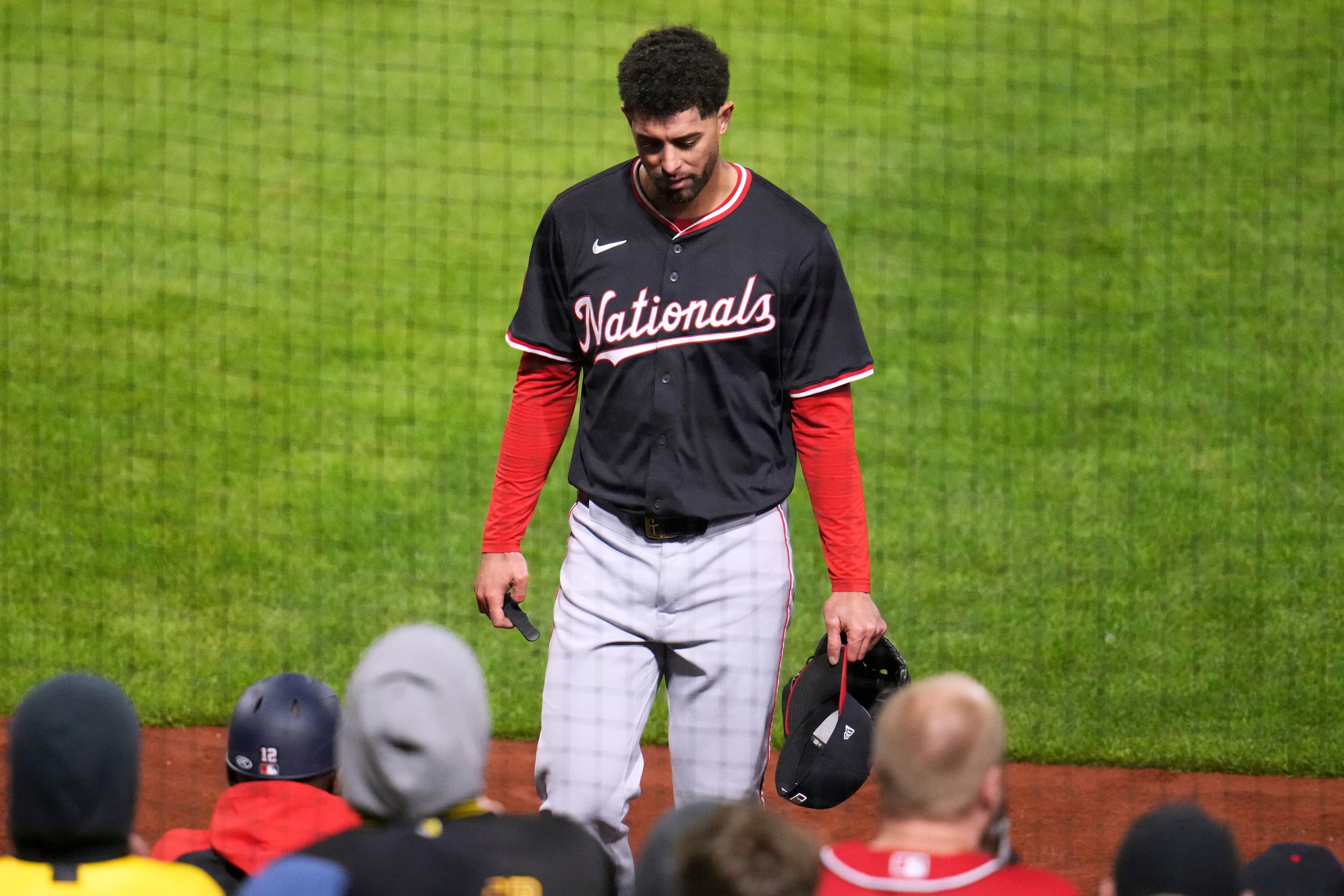 El relevista boricua Jorge López camina al dugout de los Nationals tras ser expulsado del partido contra los Pirates.