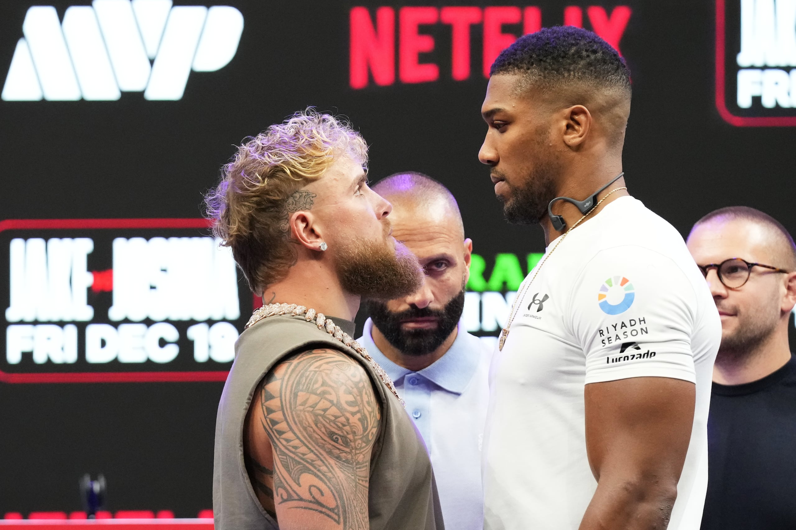 Jake Paul (izquierda) y Anthony Joshua (derecha) durante una rueda de prensa previo a una pelea de peso pesado, el viernes 21 de noviembre de 2025, en Miami. (AP Foto/Lynne Sladky)
