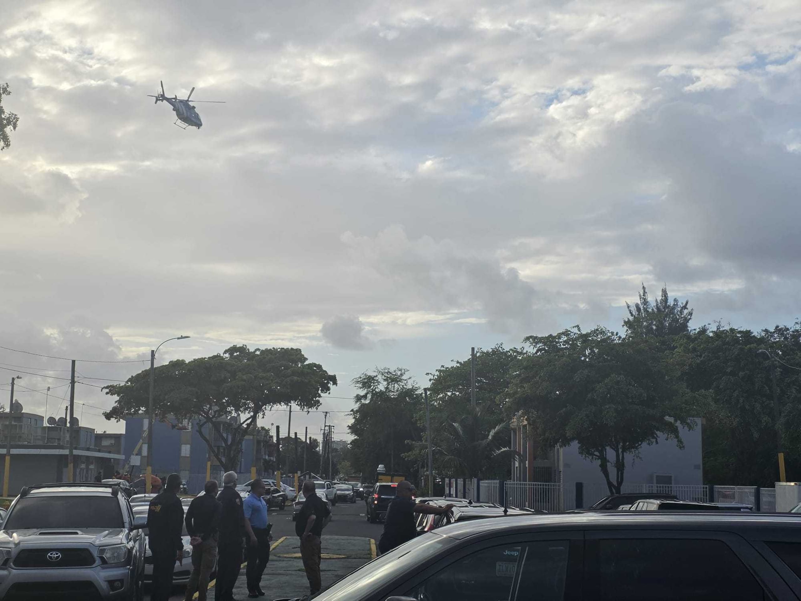 Cerca de 150 agentes de diferentes divisiones se trasladaron en horas de la tarde al residencial.