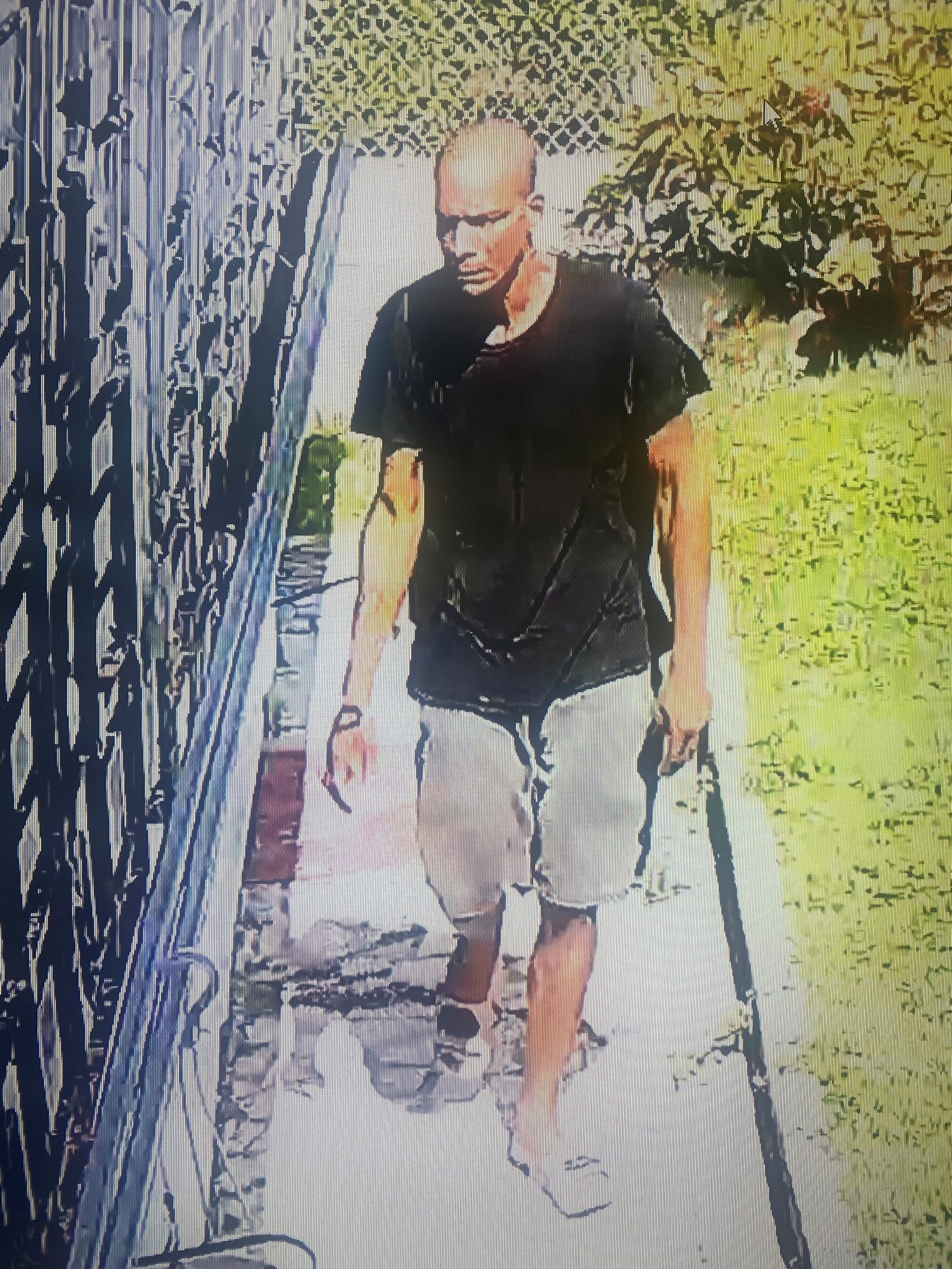 La Policía Municipal de San Juan busca a este hombre sospechoso de varios escalamientos cometidos desde el mes de enero. Para confidencias llame al teléfono (787) 652-2323.