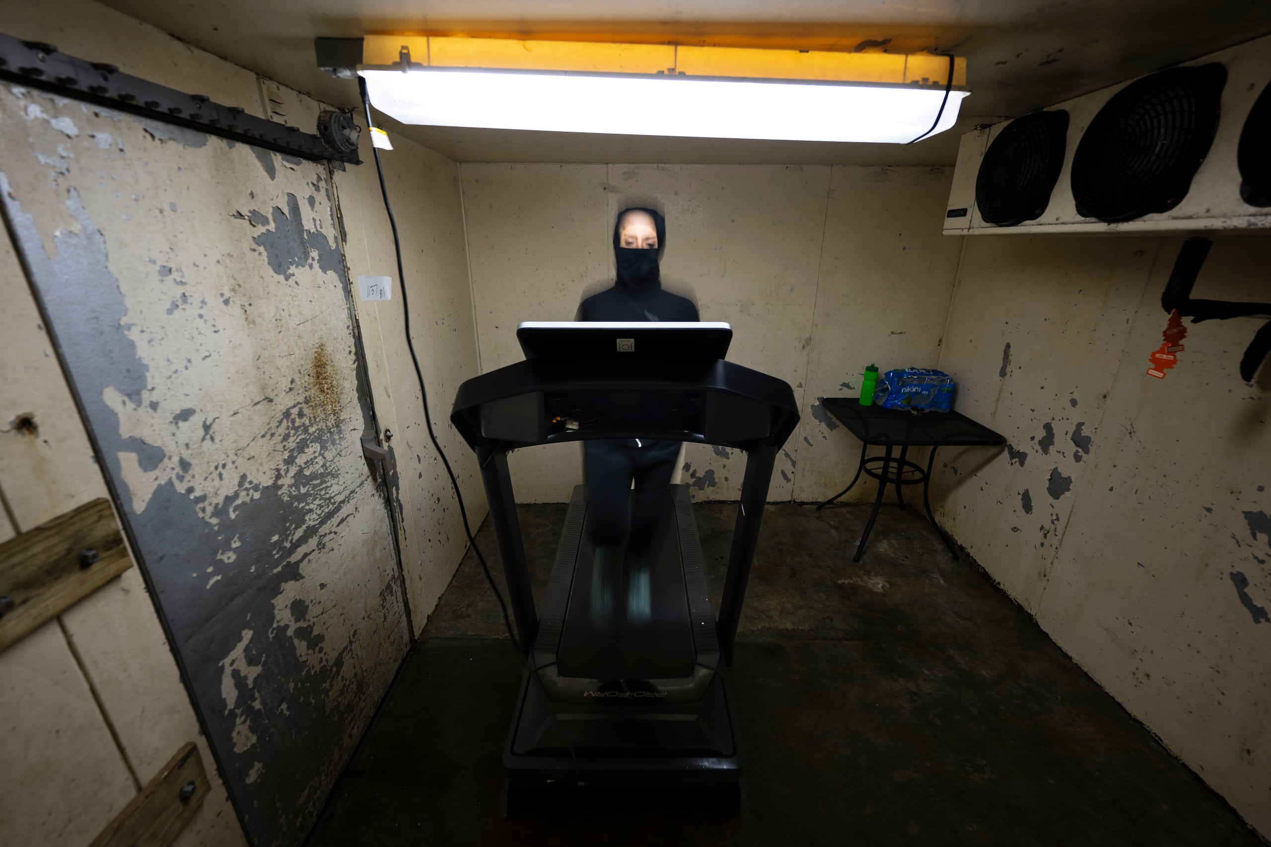 Eileen Zayas entrenando en el refrigerador industrial del antiguo restaurante Paula's, en Guaynabo