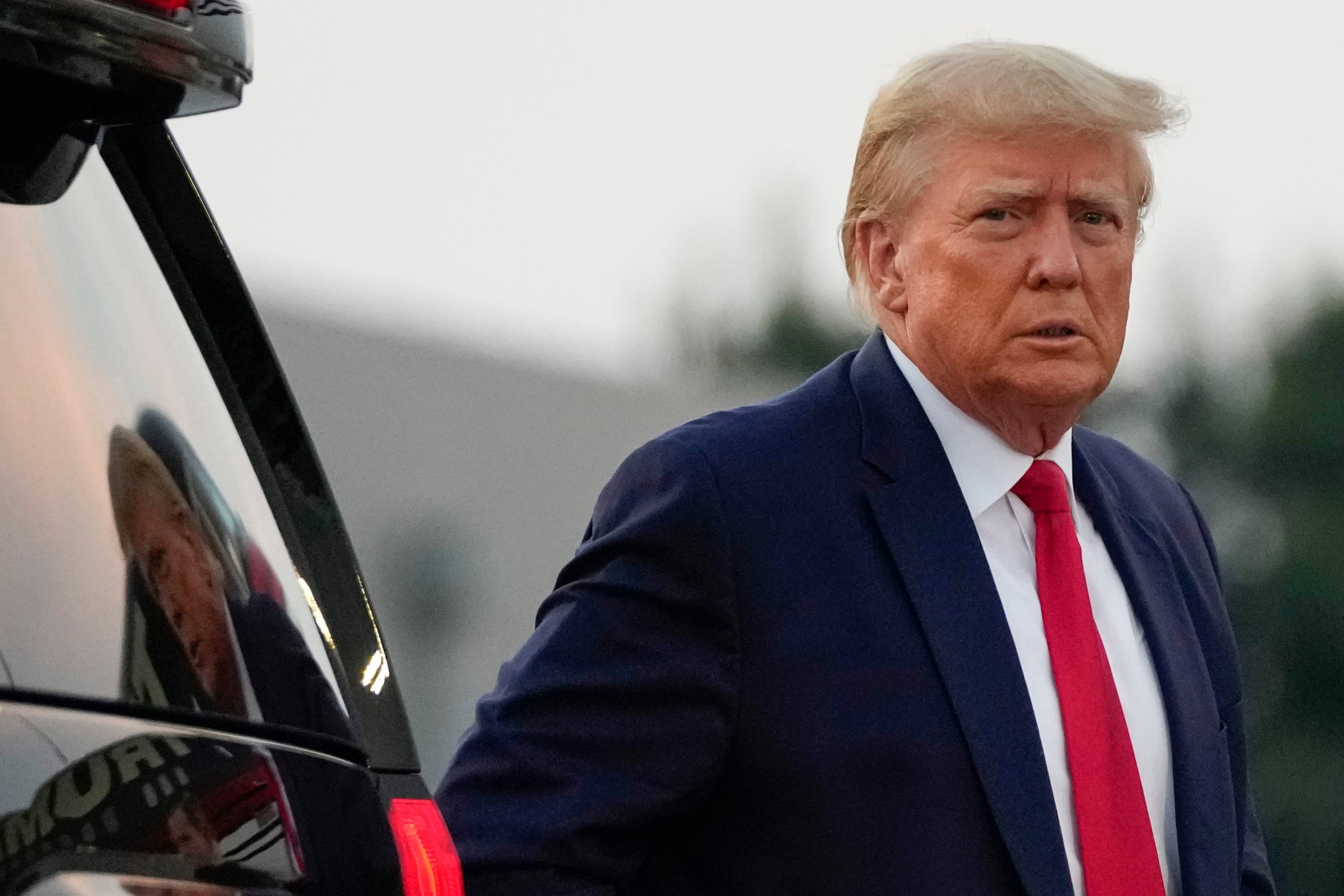 El expresidente Donald Trump se dirige a hacer declaraciones a la prensa antes de partir del aeropuerto internacional Atlanta Hartsfield-Jackson, en Atlanta, el jueves 24 de agosto de 2023. (AP Foto/Alex Brandon)