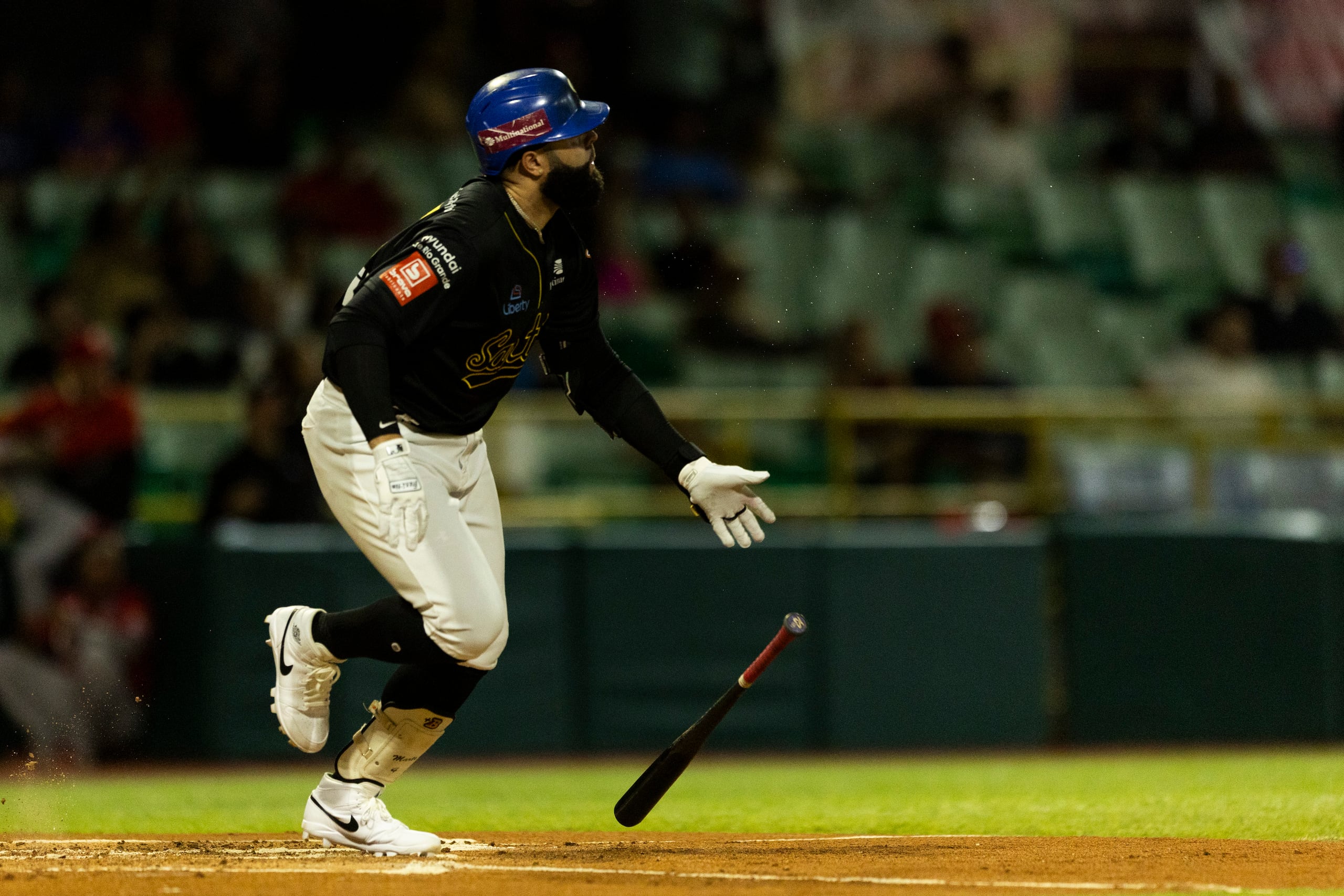 Emmanuel Rivera vistiendo el uniforme de los Cangrejeros de Santurce durante el primer juego de la semifinal A contra los Criollos de Caguas.