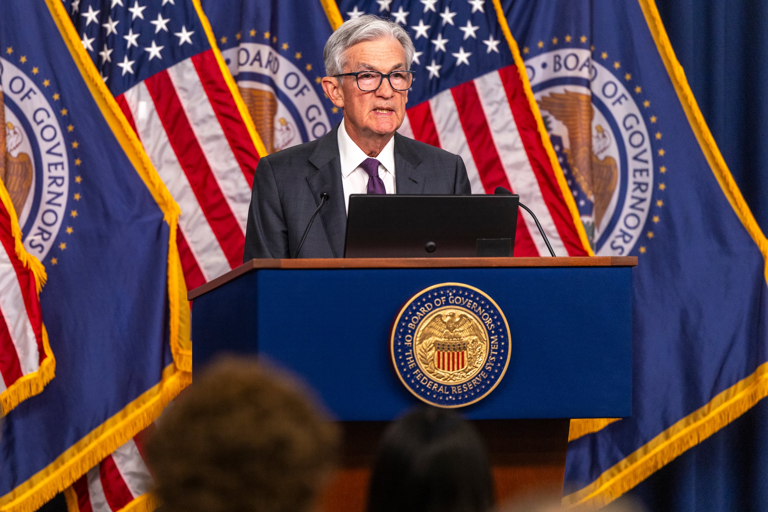 Powell se pronunció después de que al término de la reunión de dos días del Comité Federal de Mercado Abierto (FOMC), la segunda de este 2025, los tipos de interés se quedaran en la horquilla actual del 4.25 al 4.5 %.
