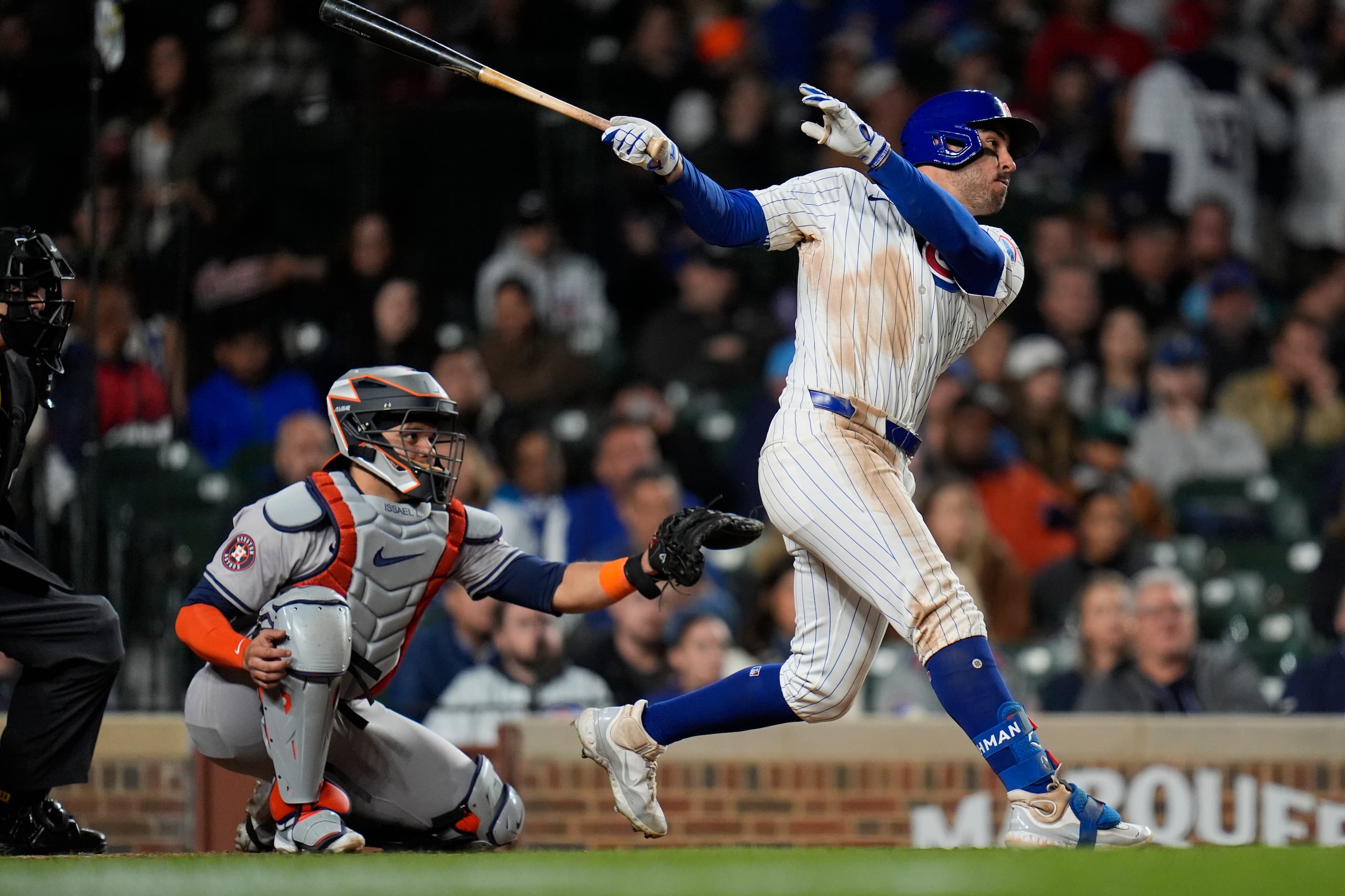 Mike Tauchman, de los Cubs de Chicago, batea un jonrón en el juego ante los Astros de Houston.