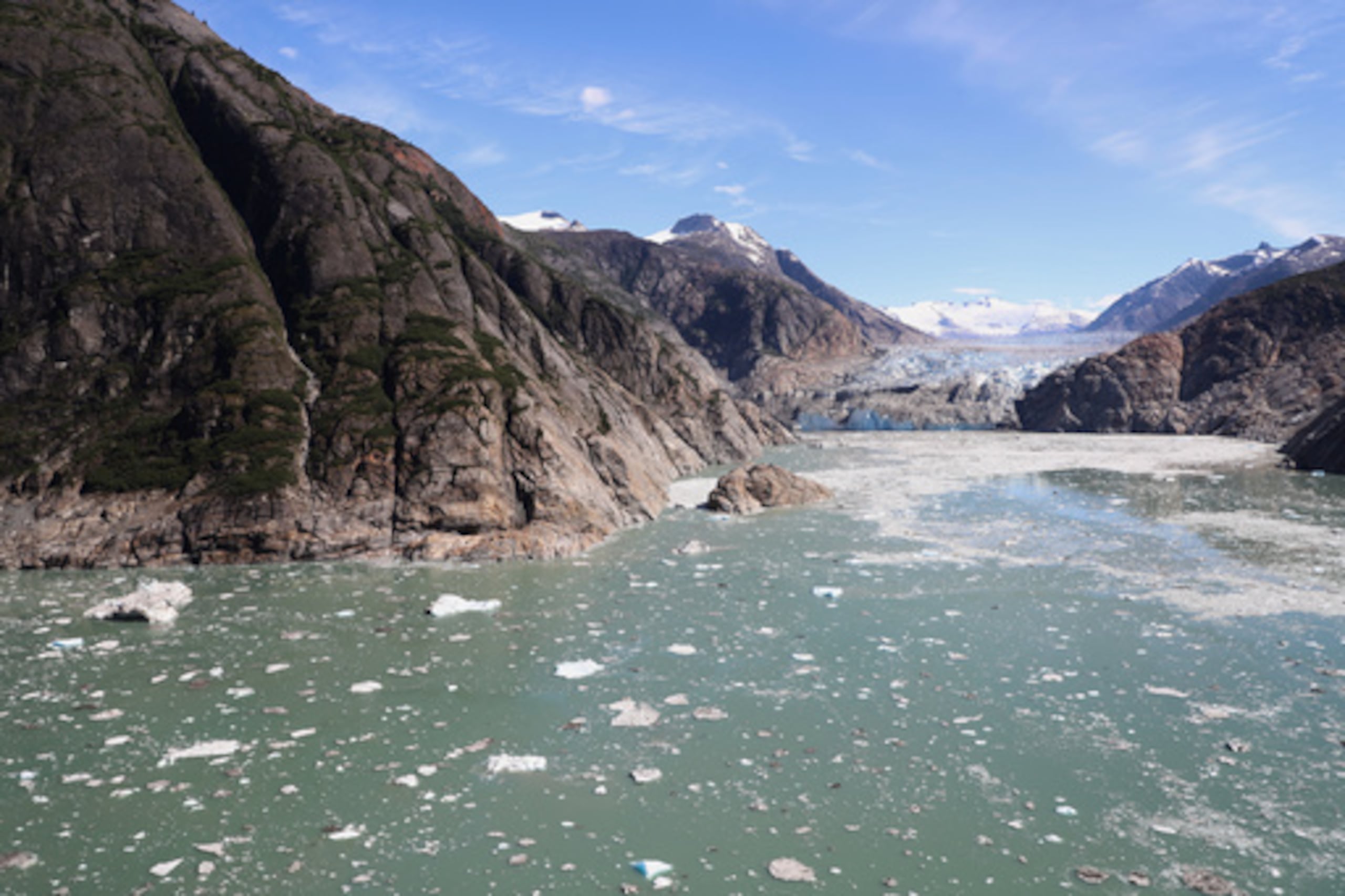 En esta foto facilitada por el Servicio Geológico de EE.UU. se observa el fiordo de Tracy Arm hasta la terminación del glaciar South Sawyer a unas 80 millas al sureste de Juneau, Alaska, el 13 de agosto de 2025, días después de un corrimiento de tierras en la zona. (John Lyons/U.S. Geological Survey vía AP)