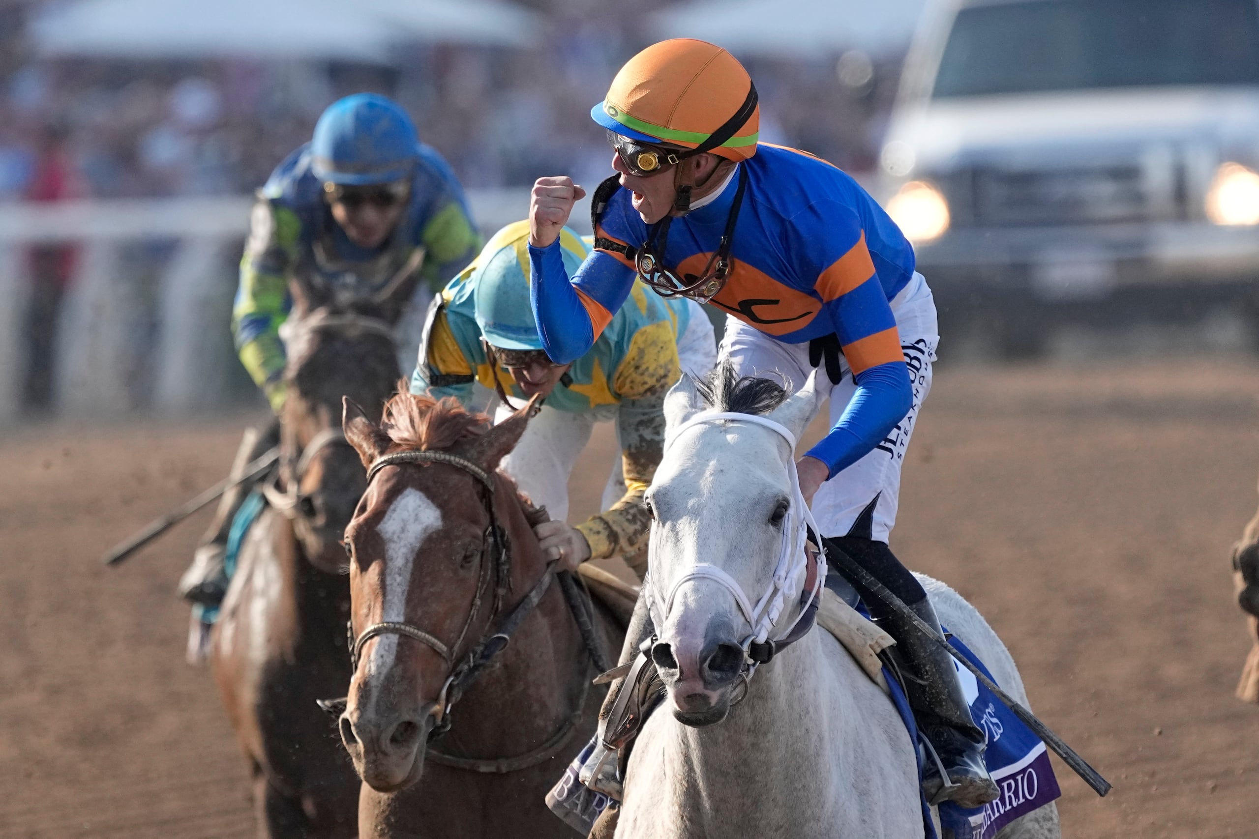 Irad Ortiz y White Abarrio, aquí en su victoria el Breeders' Cup Classic del 2023, partirán por el puesto 1 del clásico Saudí Cup este sábado.