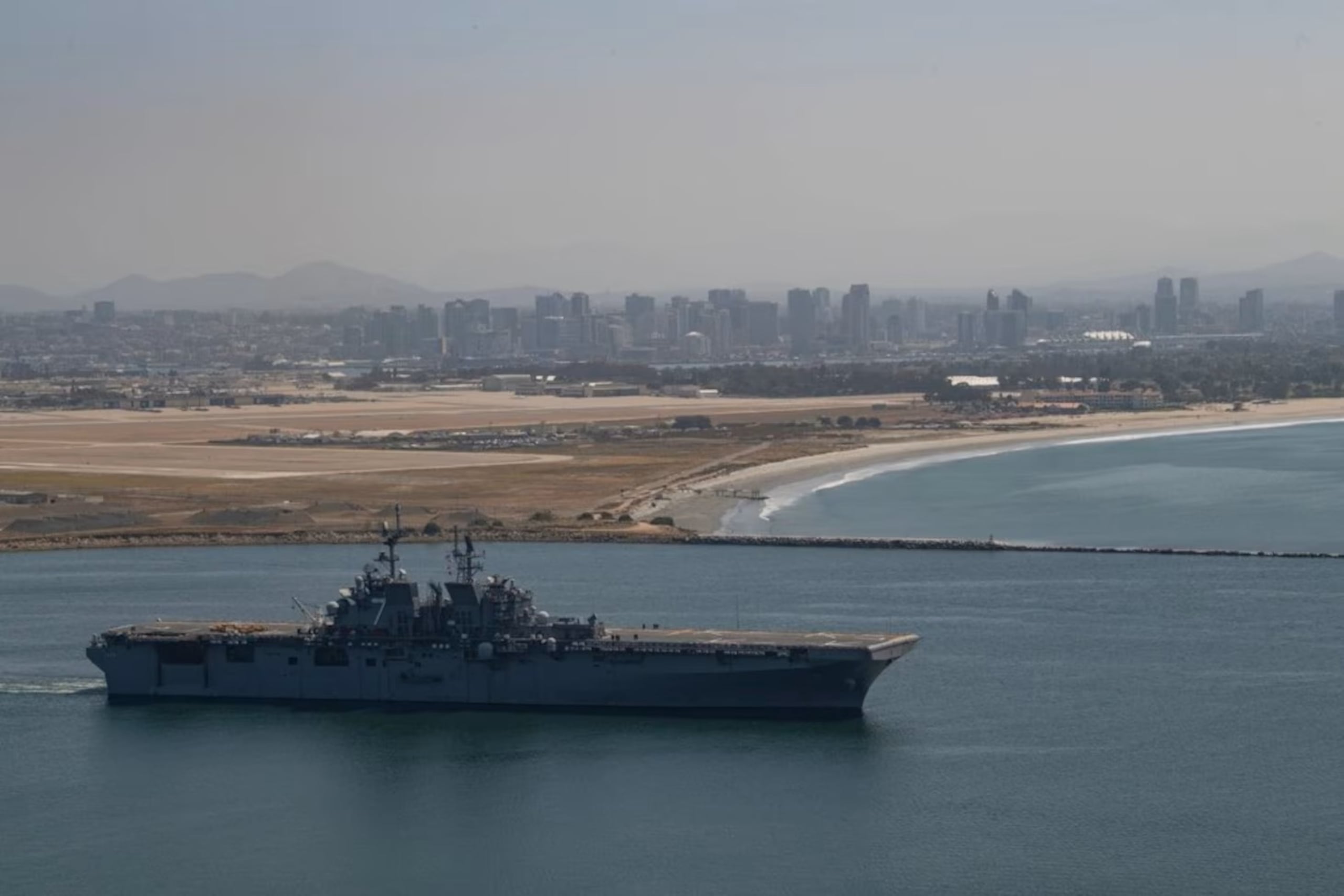 El buque de asalto anfibio clase USS Tripoli en la Bahía de San Diego el 19 de mayo de 2025.