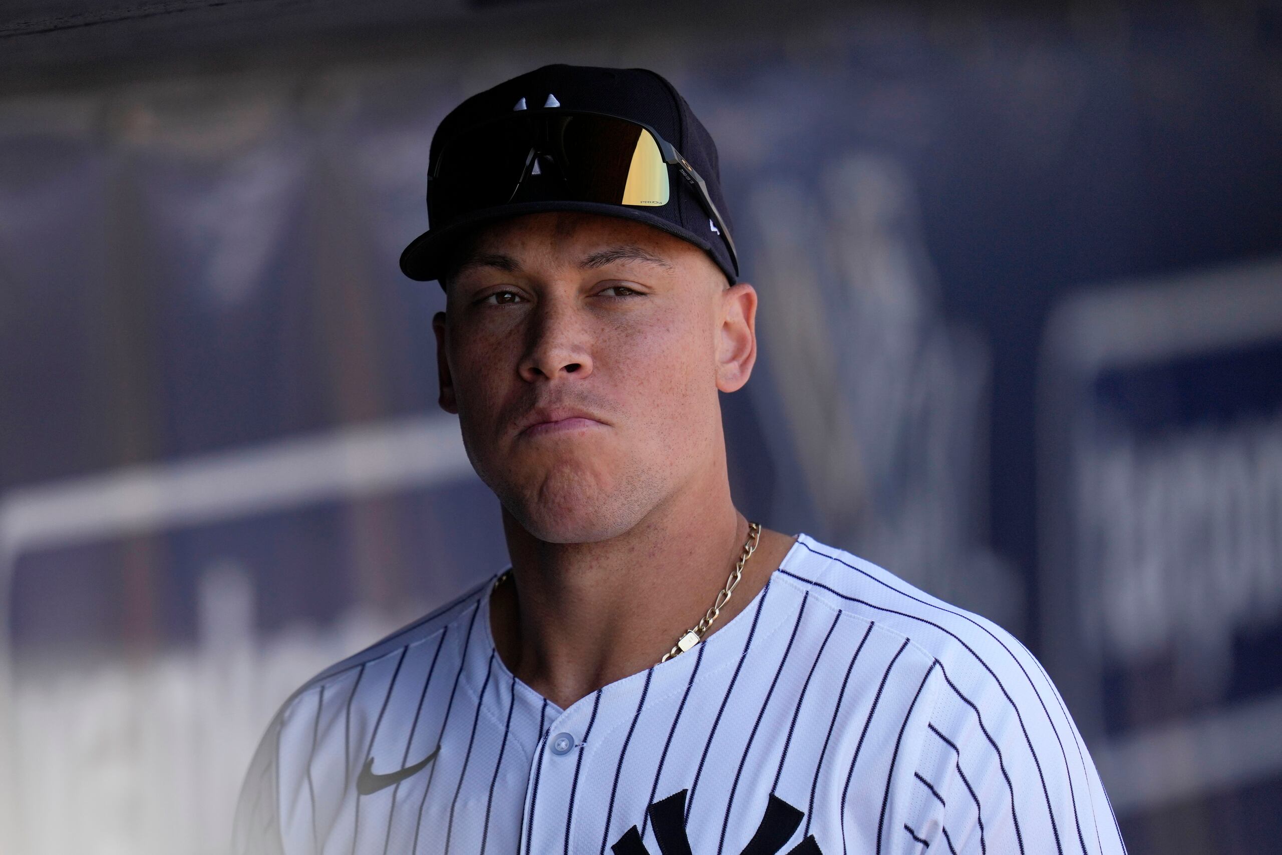 Aaron Judge en el dugout de los Yankees de Nueva York durante un juego de los entrenamientos de primavera.