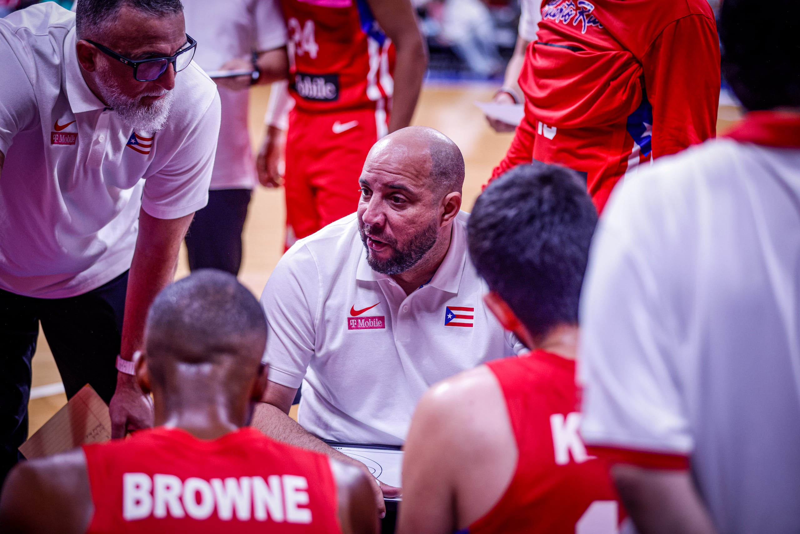 Carlos González imparte instrucciones a la Selección Nacional durante un tiempo técnico en el juego amistoso contra República Dominicana.