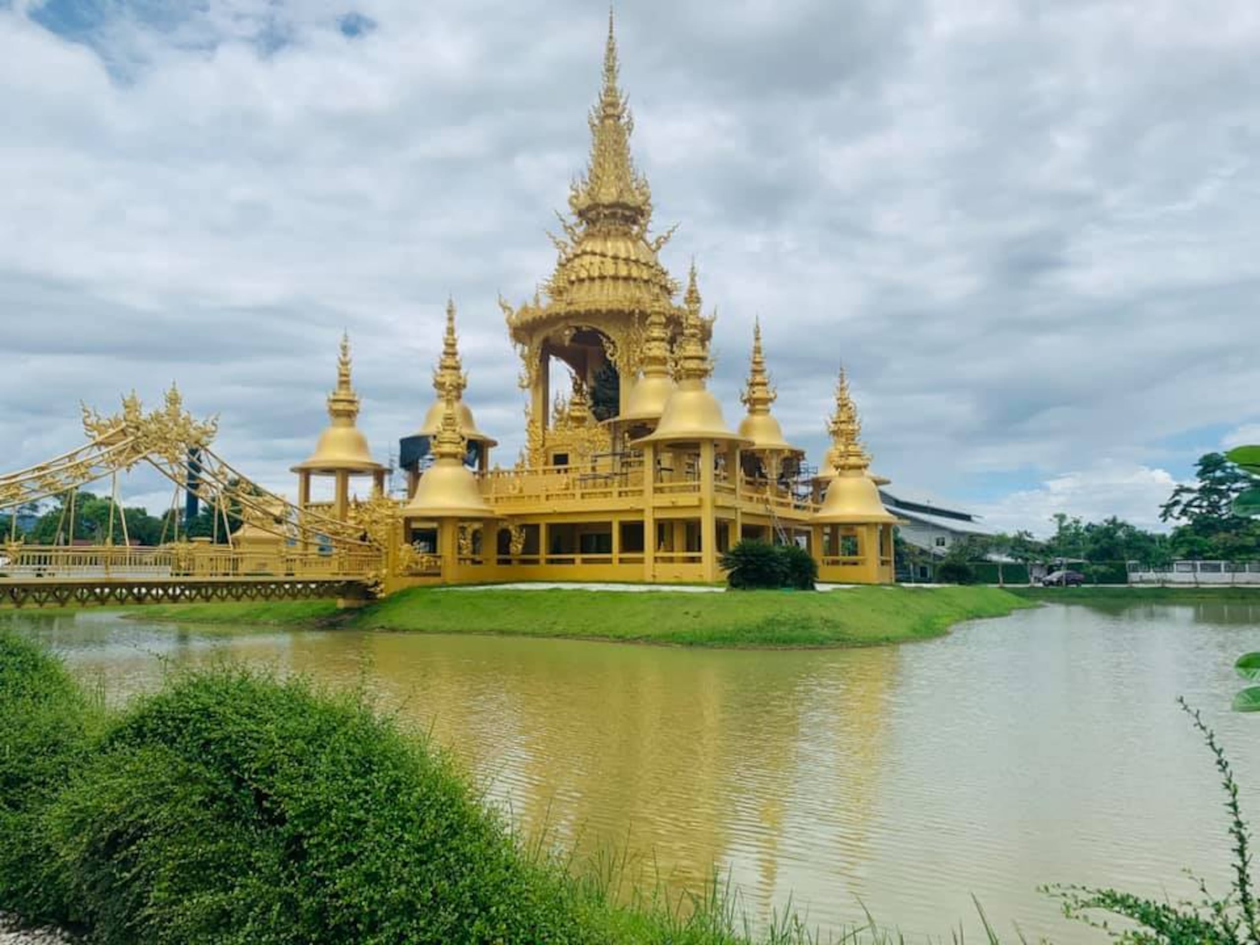 Aunque el budismo es la fe predominante en Tailandia, con más de 40,000 templos esparcidos por el país, otras religiones son practicadas con libertad.
