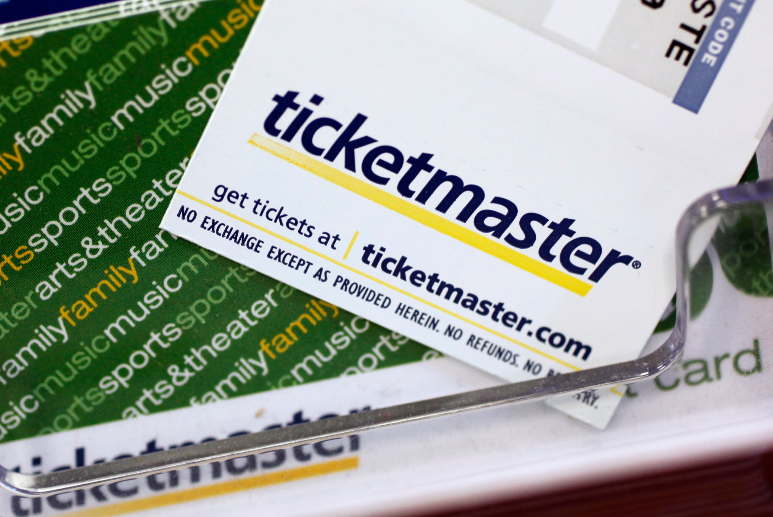 Boletos y cupones de Ticketmaster en una taquilla en San José, California.