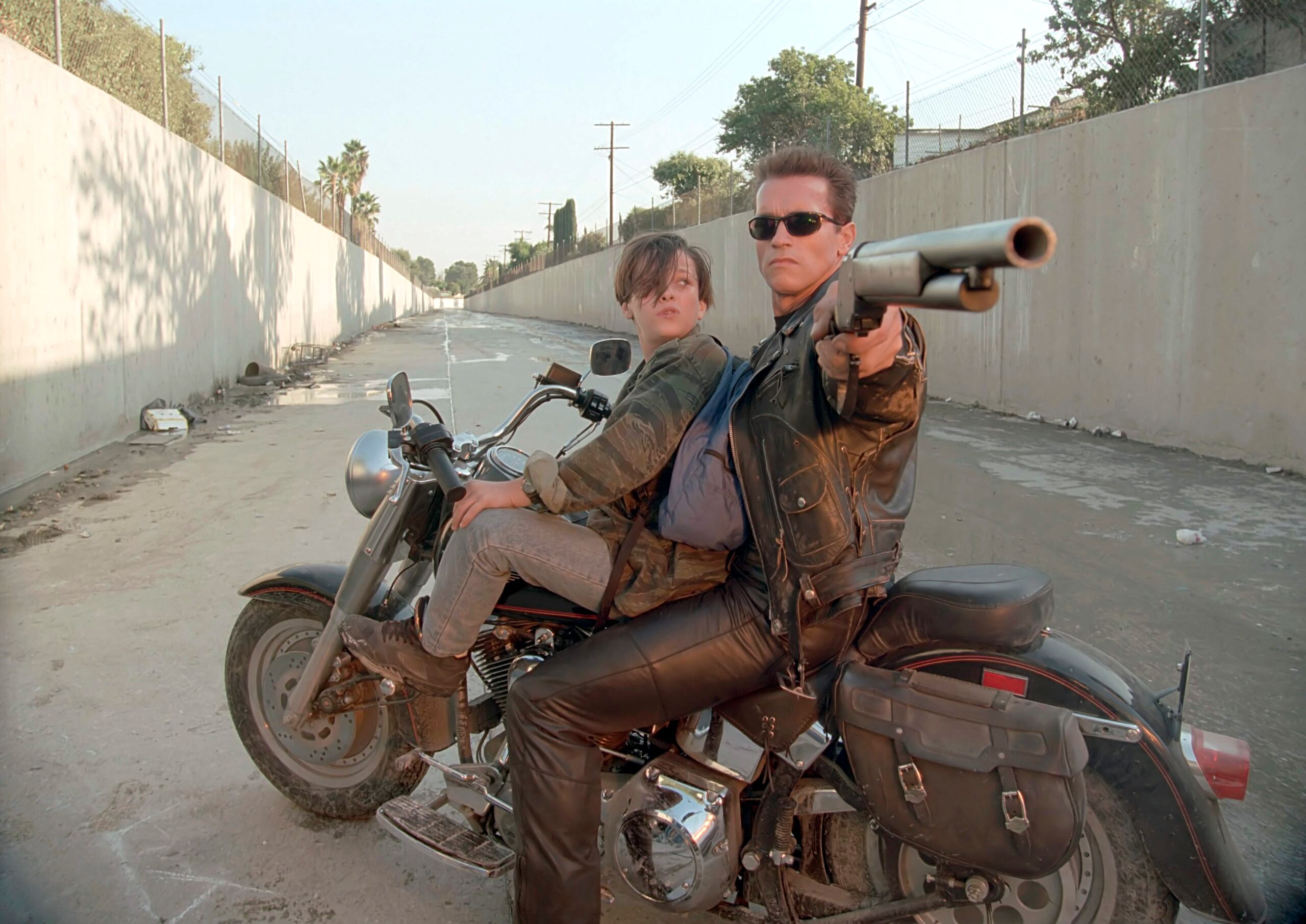 Los actores Arnold Schwarzenegger, en el papel de Terminator, y Edward Furlong como John Connor, durante una escena de la película de 1991 "Terminator 2: el juicio final".
