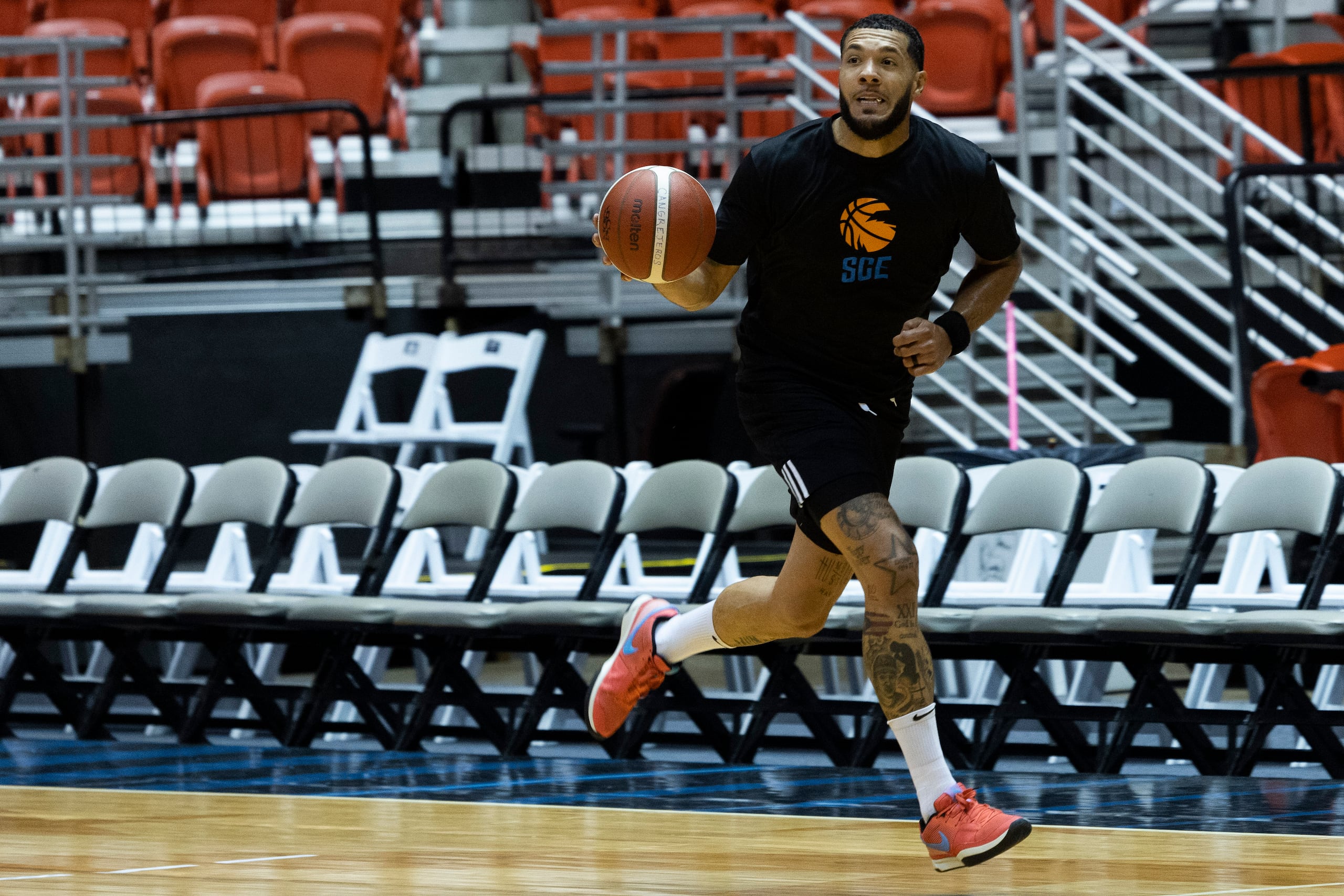 Emmanuel "Emmy" Andújar maneja el balón en la práctica de los Cangrejeros de Santurce en el Coliseo Roberto Clemente.