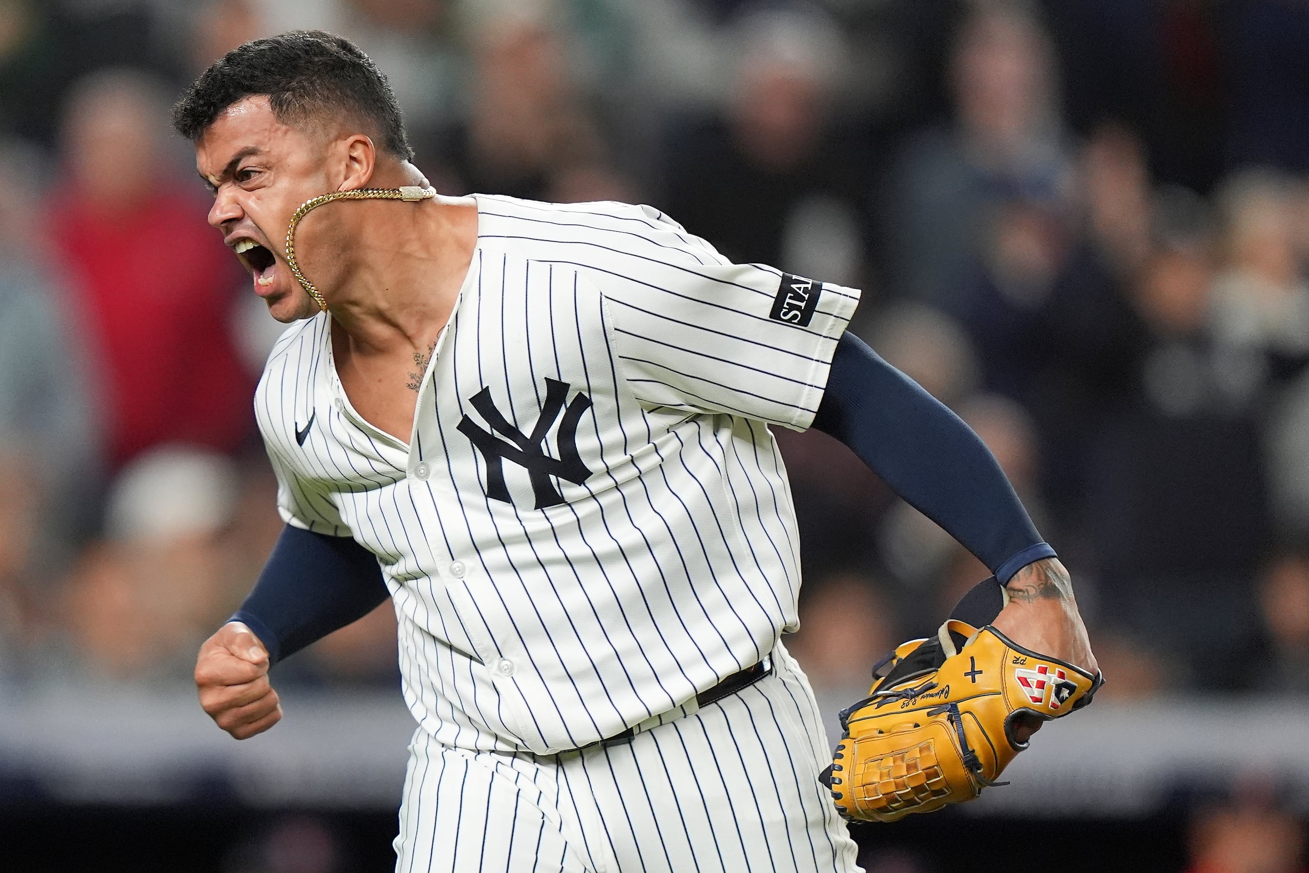 El lanzador puertorriqueño de los Yankees de Nueva York, Fernando Cruz, después de completar la parte alta del séptimo inning ante los Red Sox de Boston en el segundo juego de la serie de comodines de la Liga Americana.