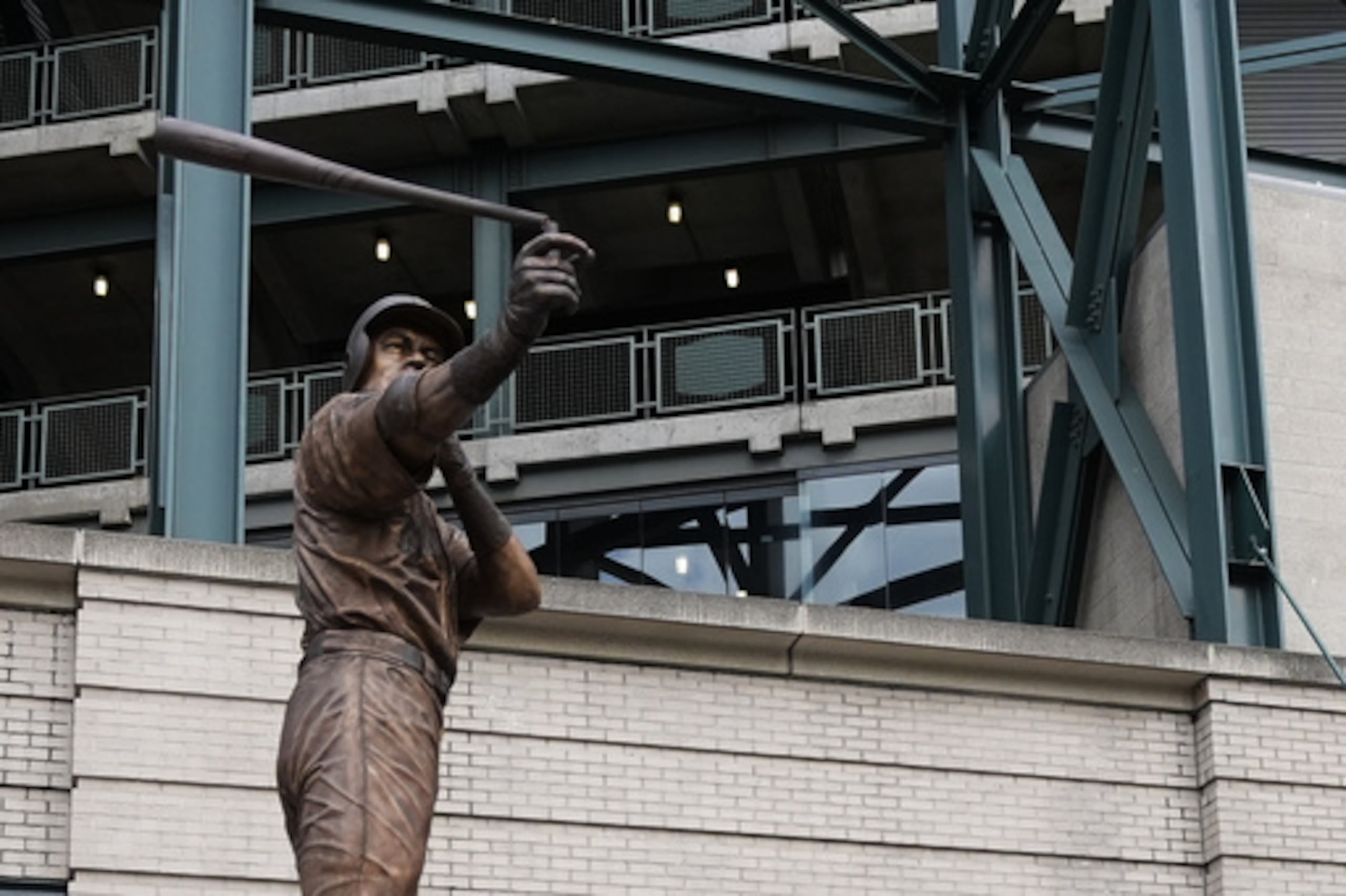 El bate de la estatua del ex jardinero derecho de los Seattle Mariners, Ichiro Suzuki, se rompe durante la ceremonia de inauguración en el exterior del T-Mobile Park, el viernes 10 de abril de 2026, en Seattle. (AP Photo/Lindsey Wasson)