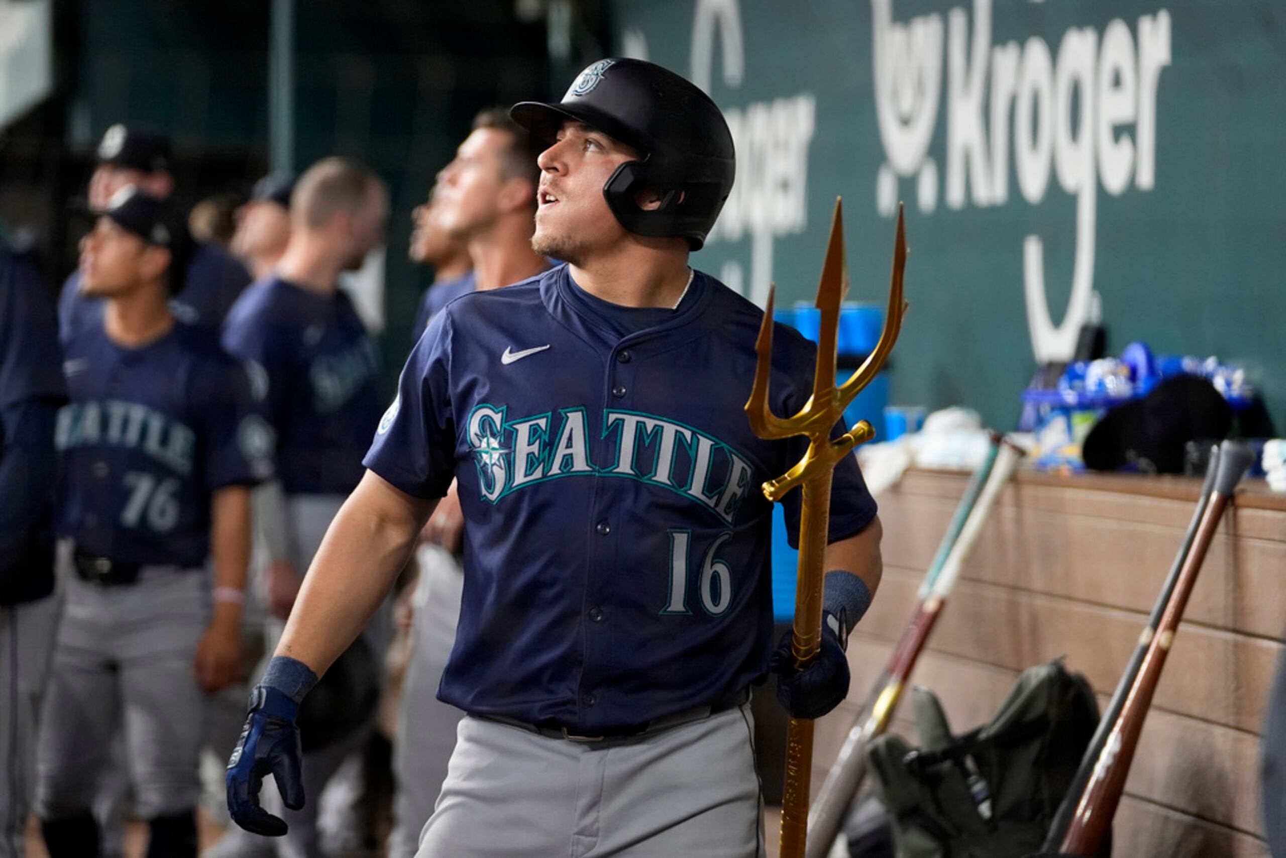 El mexicano Luis Urías camino al dugout con el tridente para celebrar su jonrón de dos carreras en la quinta entrada ante los Rangers de Texas.