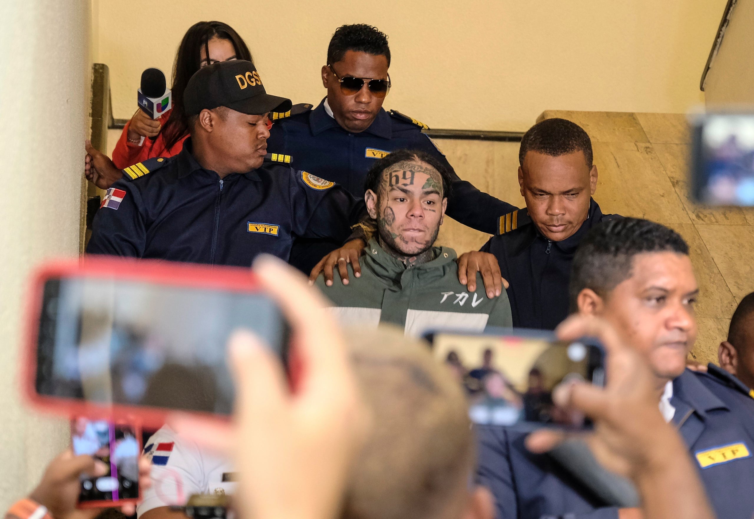 El rapero Daniel Hernández, conocido como Tekashi 6ix9ine, es escoltado por la policía al llegar a una audiencia judicial en el Palacio de Justicia, en Santo Domingo, República Dominicana, el 25 de enero de 2024.
