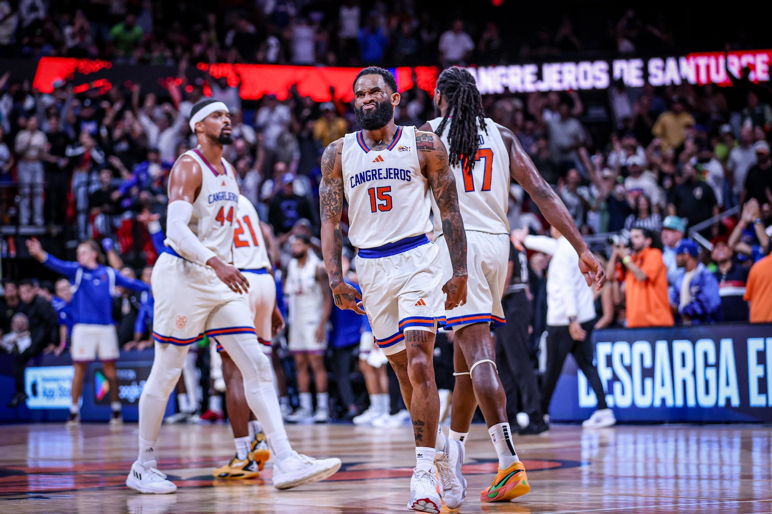 Walter Hodge Jr., al centro, durante un juego de los Cangrejeros de Santurce en la temporada 2026 del BSN.