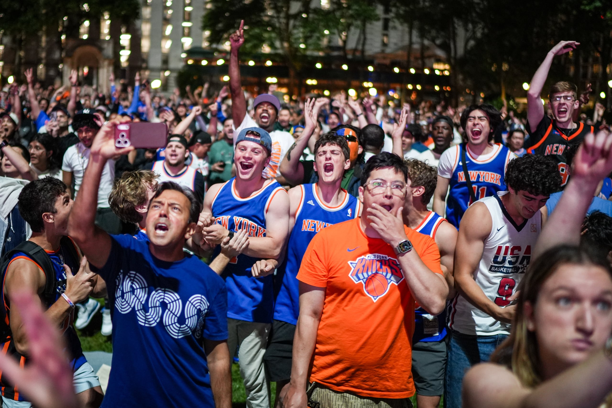 Seguidores de los Knicks de Nueva Yiork observan el tercer juego de las Finales de la NBA.