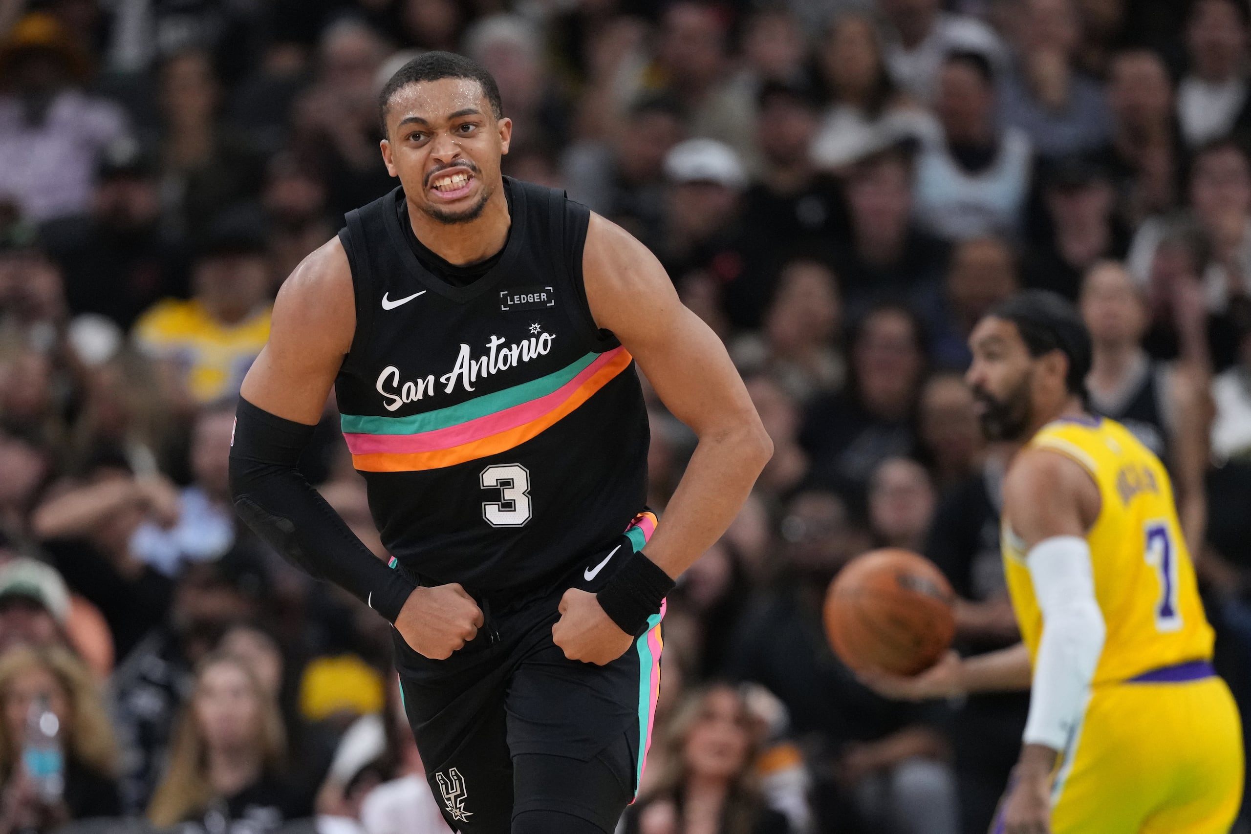 Keldon Johnson, de los Spurs de San Antonio, celebra un enceste ante los Lakers de Los Ángeles, el miércoles 7 de enero de 2026 (AP Foto/Eric Gay)