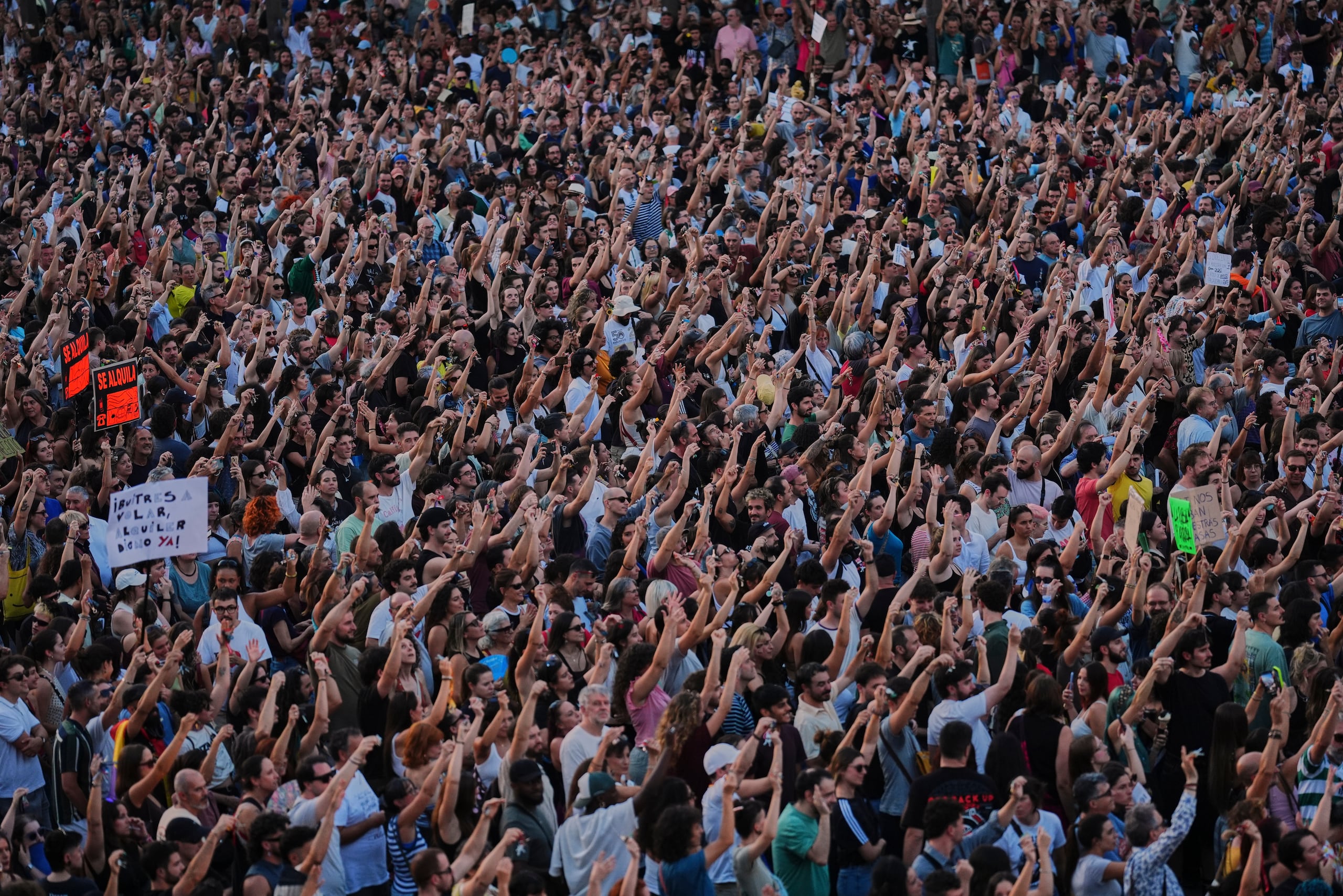 Decenas de miles de personas marcharon en Madrid el sábado para protestar por el desalojo de María del Carmen Abascal de un apartamento en el acomodado barrio de Retiro, donde había vivido durante más de siete décadas.