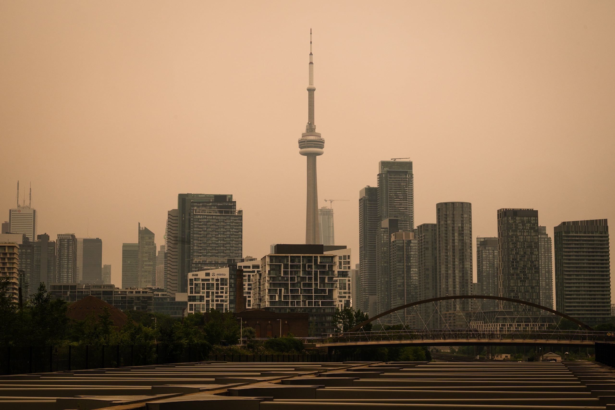 Las advertencias por aire peligroso e insalubre se extendieron el miércoles desde Minnesota, pasando por Toronto, hasta Nueva York.