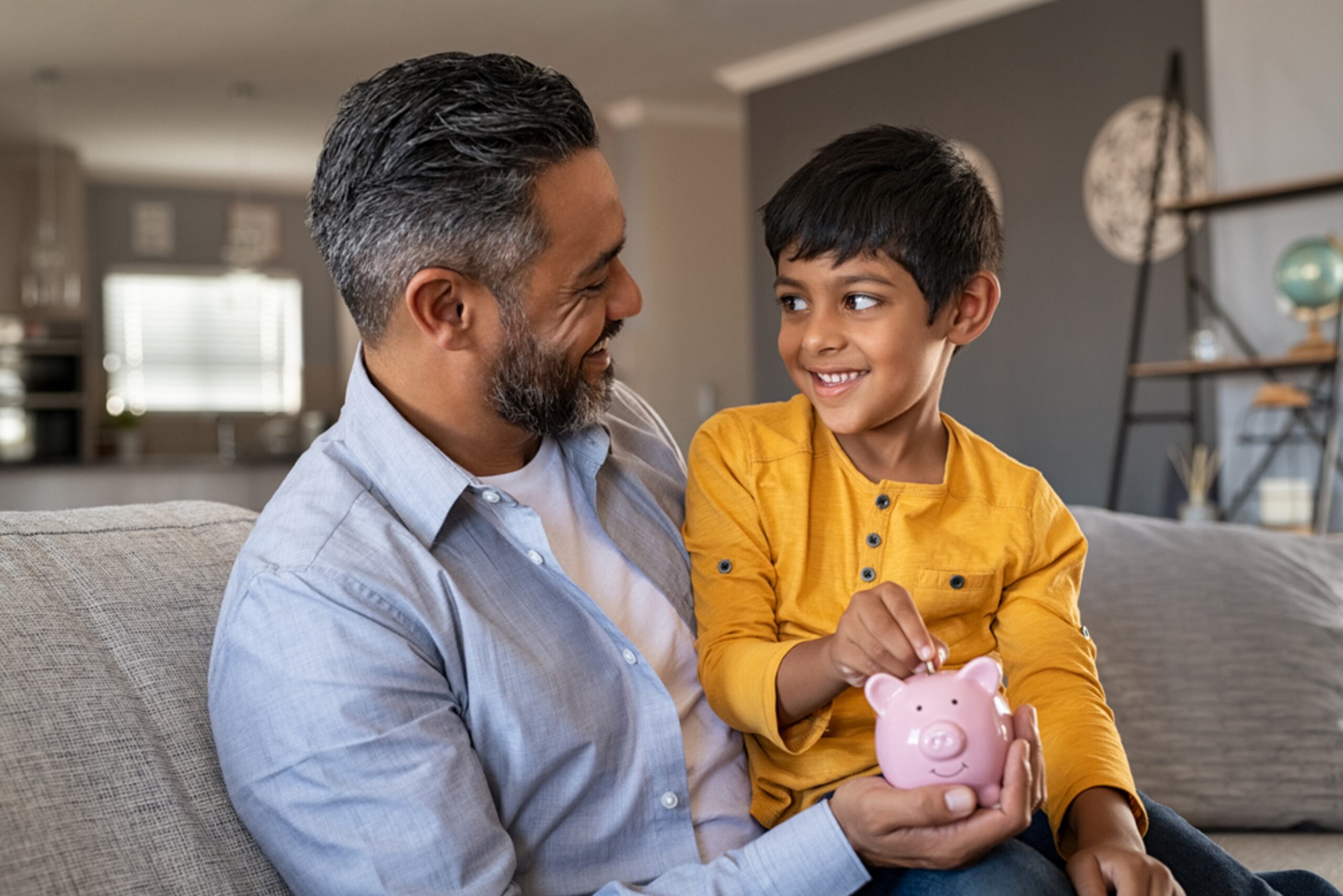 Dedica tiempo para autoeducarte sobre finanzas personales y educa a tus hijos sobre el tema.