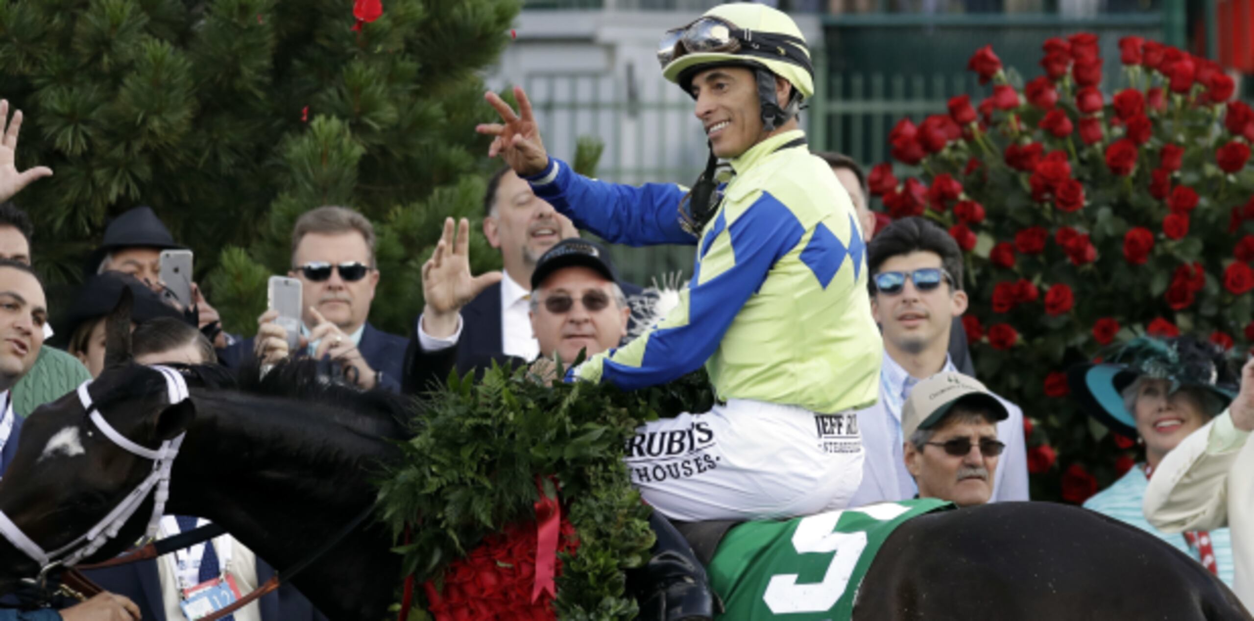 John Velázquez, que ganó el Kentucky Derby a la monta de Always Dreaming, a quien también comandó en el Preakness, ahora correrá sobre Patch en el Belmont Stakes, toda vez que Always Dreaming no participará en la prueba. (AP / Garry Jones)