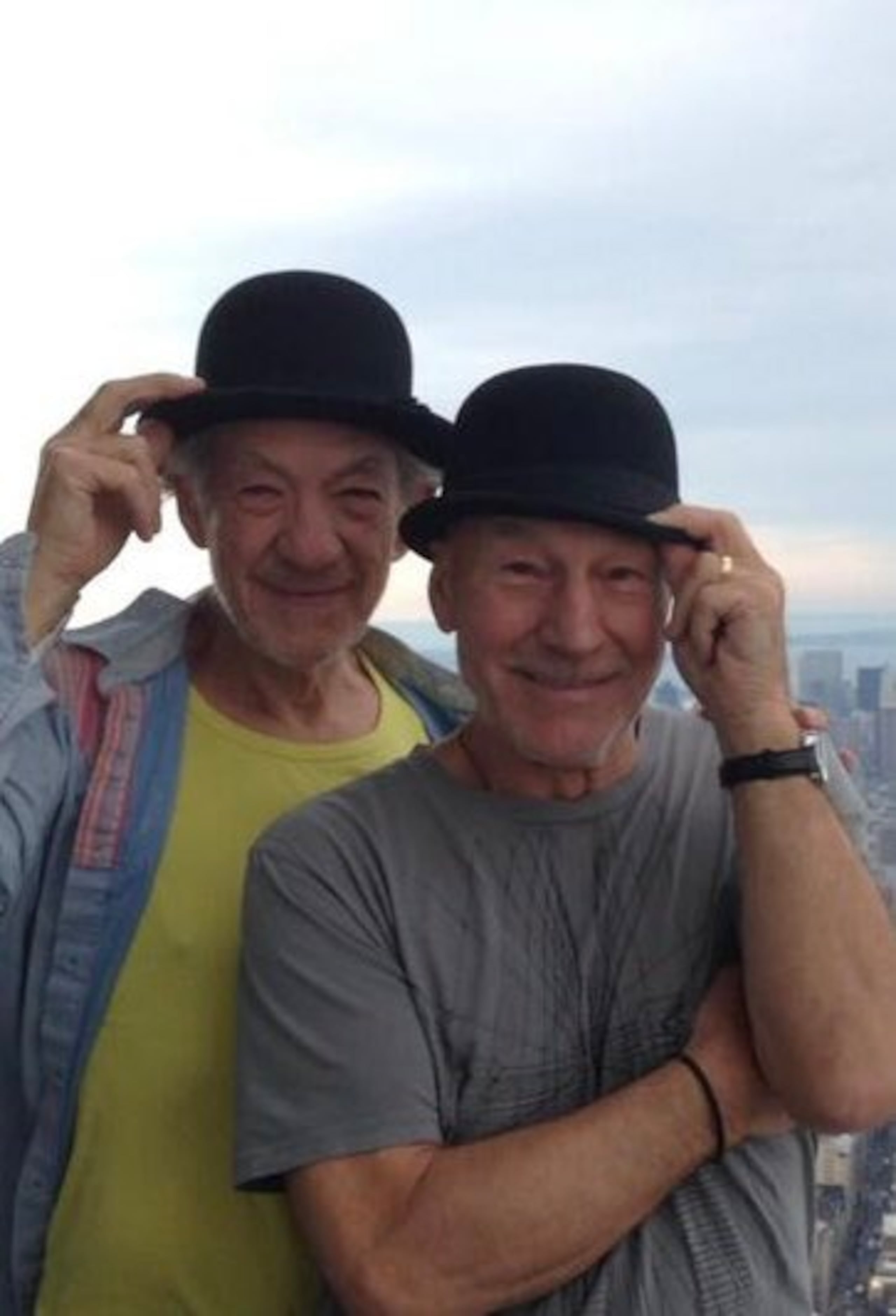 Sir Ian McKellen y sir Patrick Stewart compartieron una hermandad de más de cinco décadas dentro y fuera de los escenarios, protagonizando montajes teatrales en Broadway y la emblemática rivalidad mutante como Magneto y el profesor Charles Xavier en el cine.