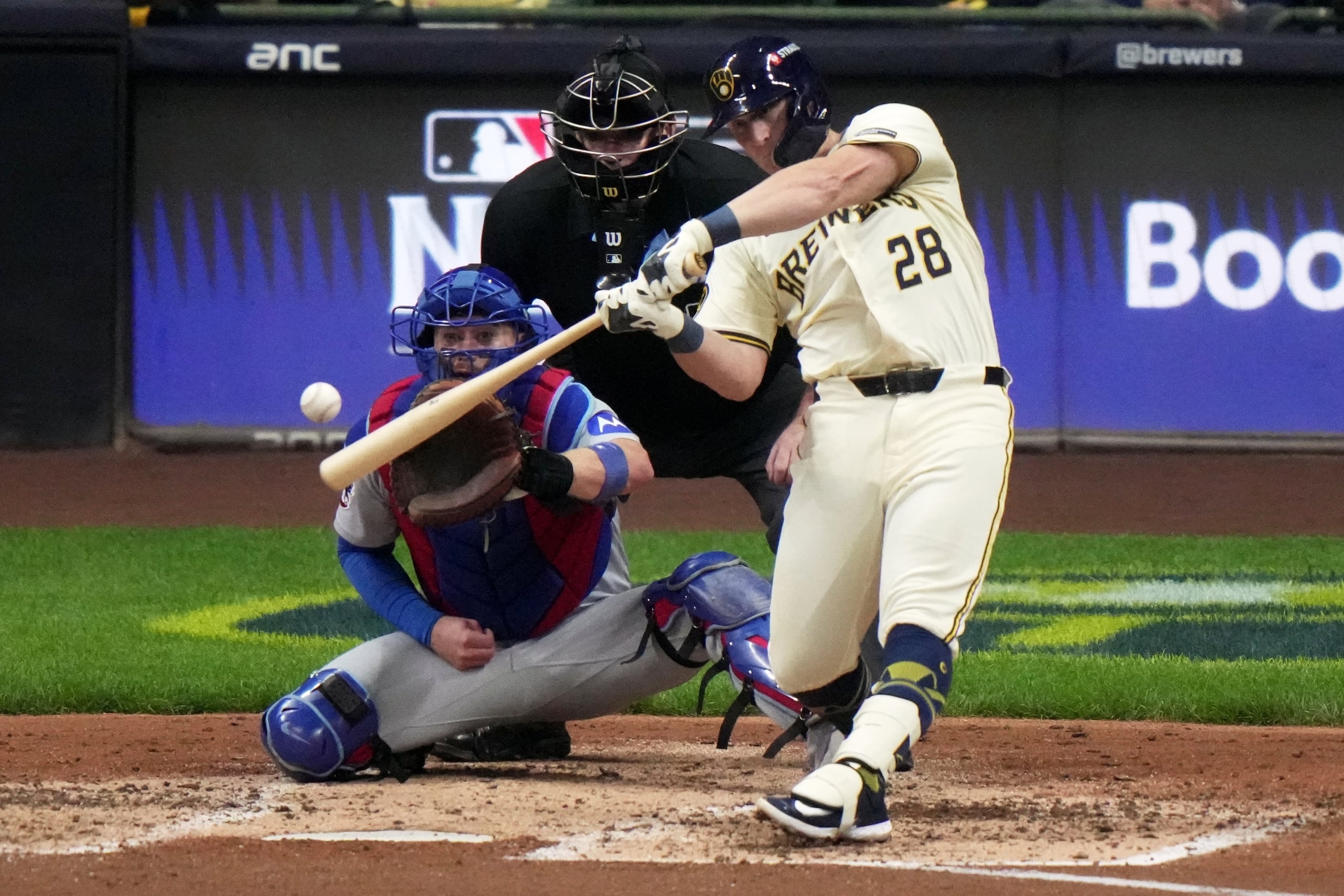 Andrew Vaughn, de los Brewers de Milwaukee, pega un jonrón en el quinto juego de la Serie Divisional de la Liga Nacional ante los Cubs de Chicago.