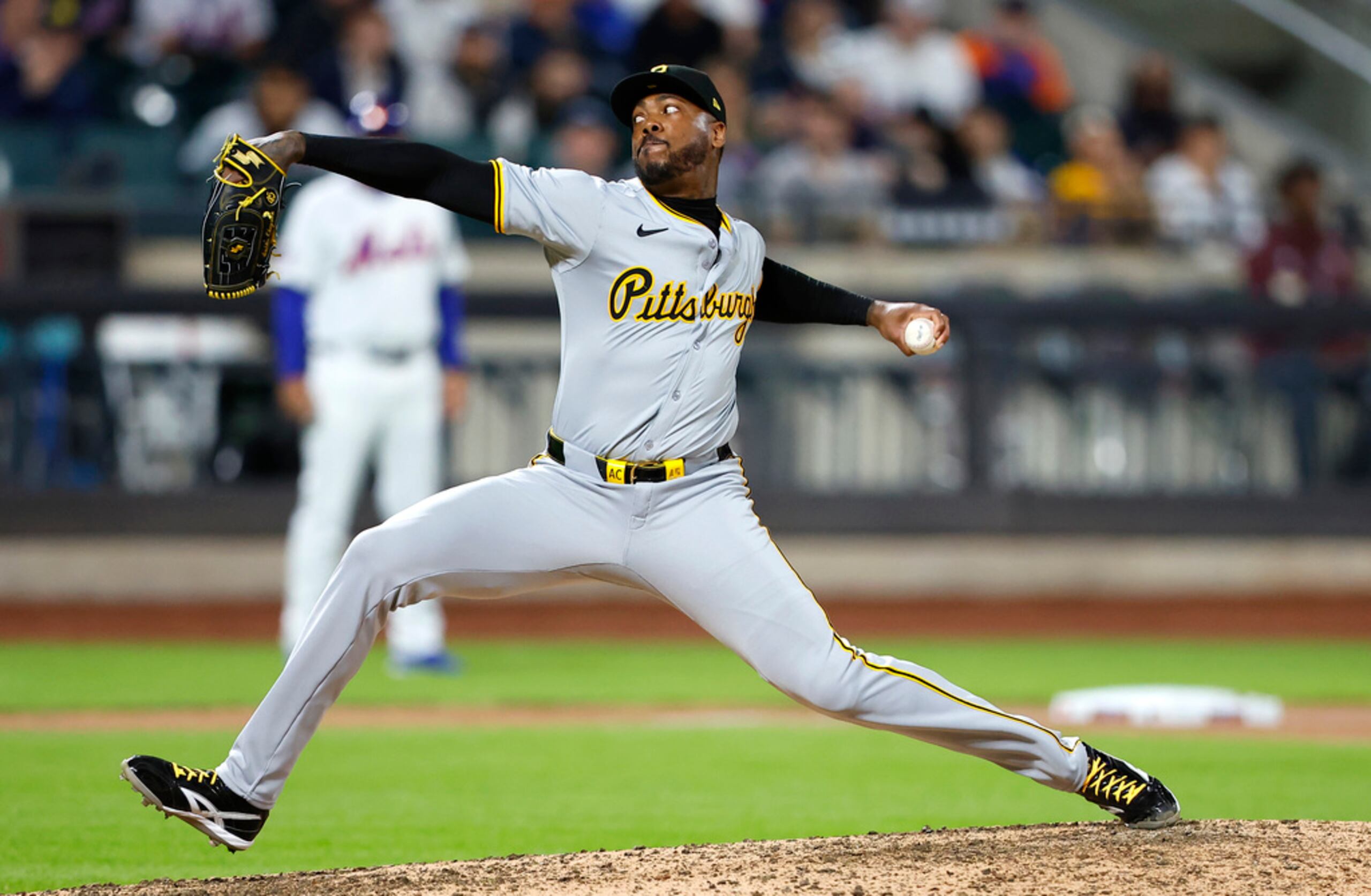 El cubano Aroldis Chapman, de los Pirates de Pittsburgh, hace un lanzamiento ante los Mets de Nueva York, durante el juego del lunes 15 de abril de 2024.