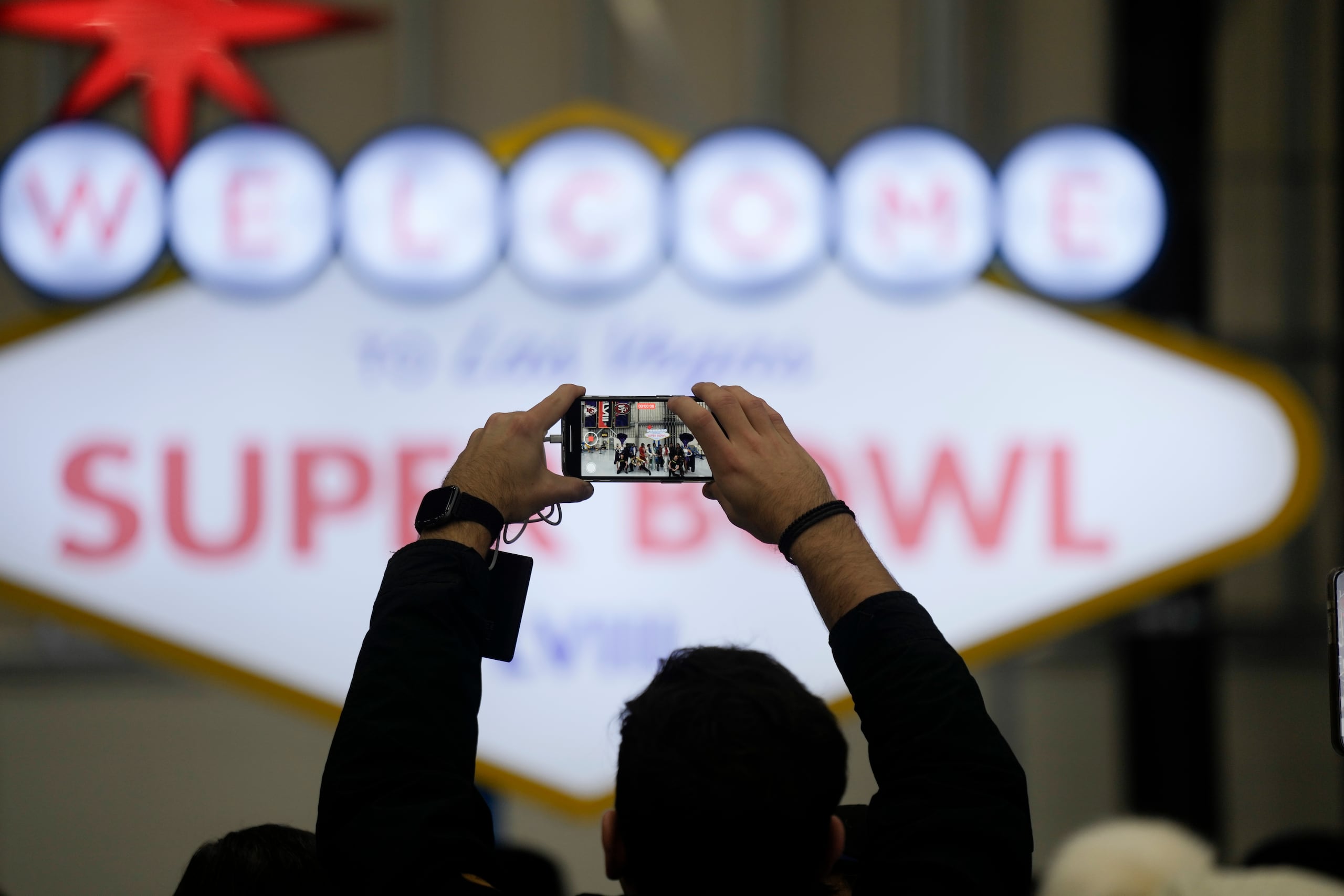 Los equipos que jugarán en el Super Bowl en Las Vegas el próximo domingo, ya arribaron a la ciudad del juego del estado de Nevada.