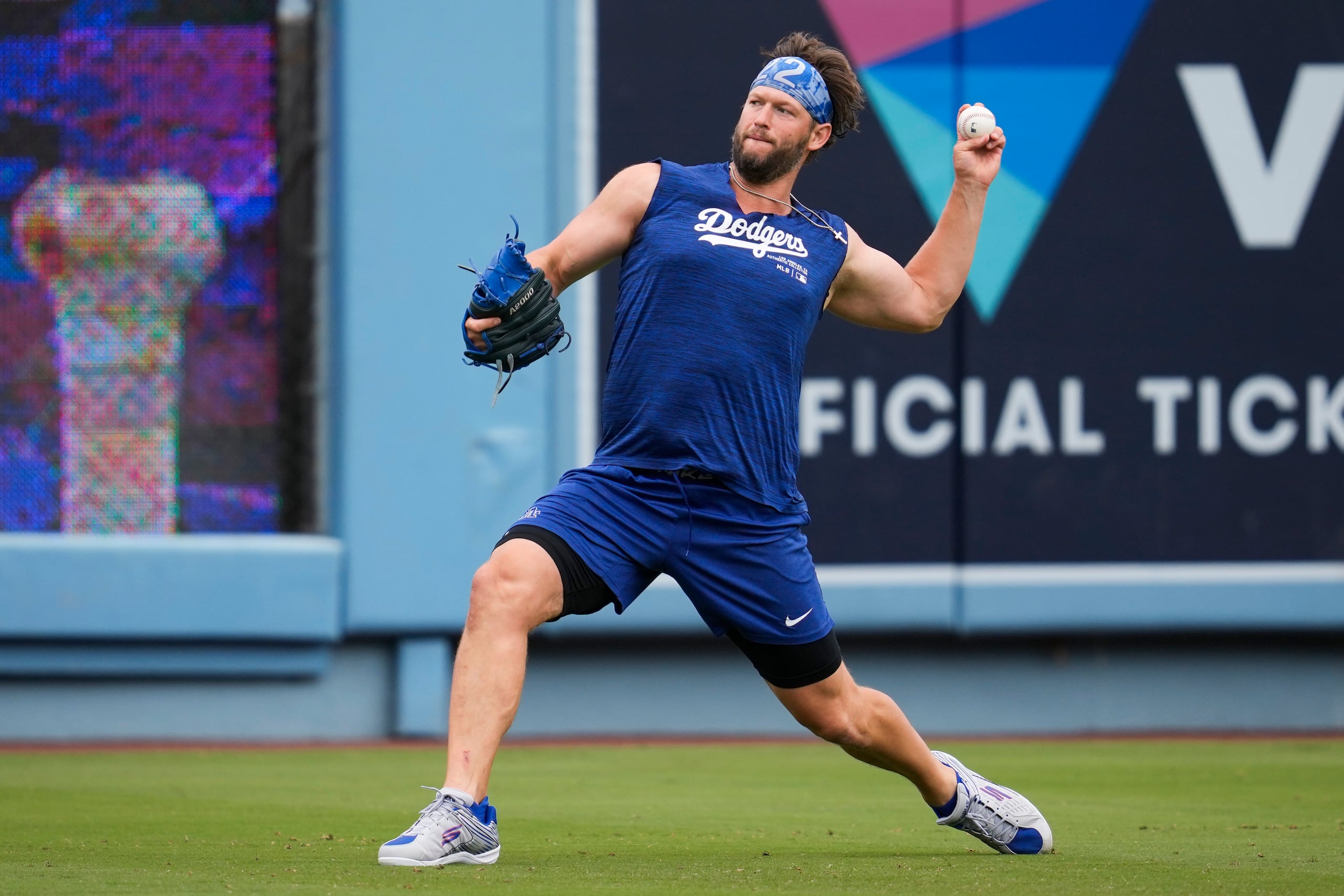 Clayton Kershaw, de los Dodgers de Los Ángeles, trabaja antes del partido en contra de los Rockies de Colorado, en Los Ángeles.