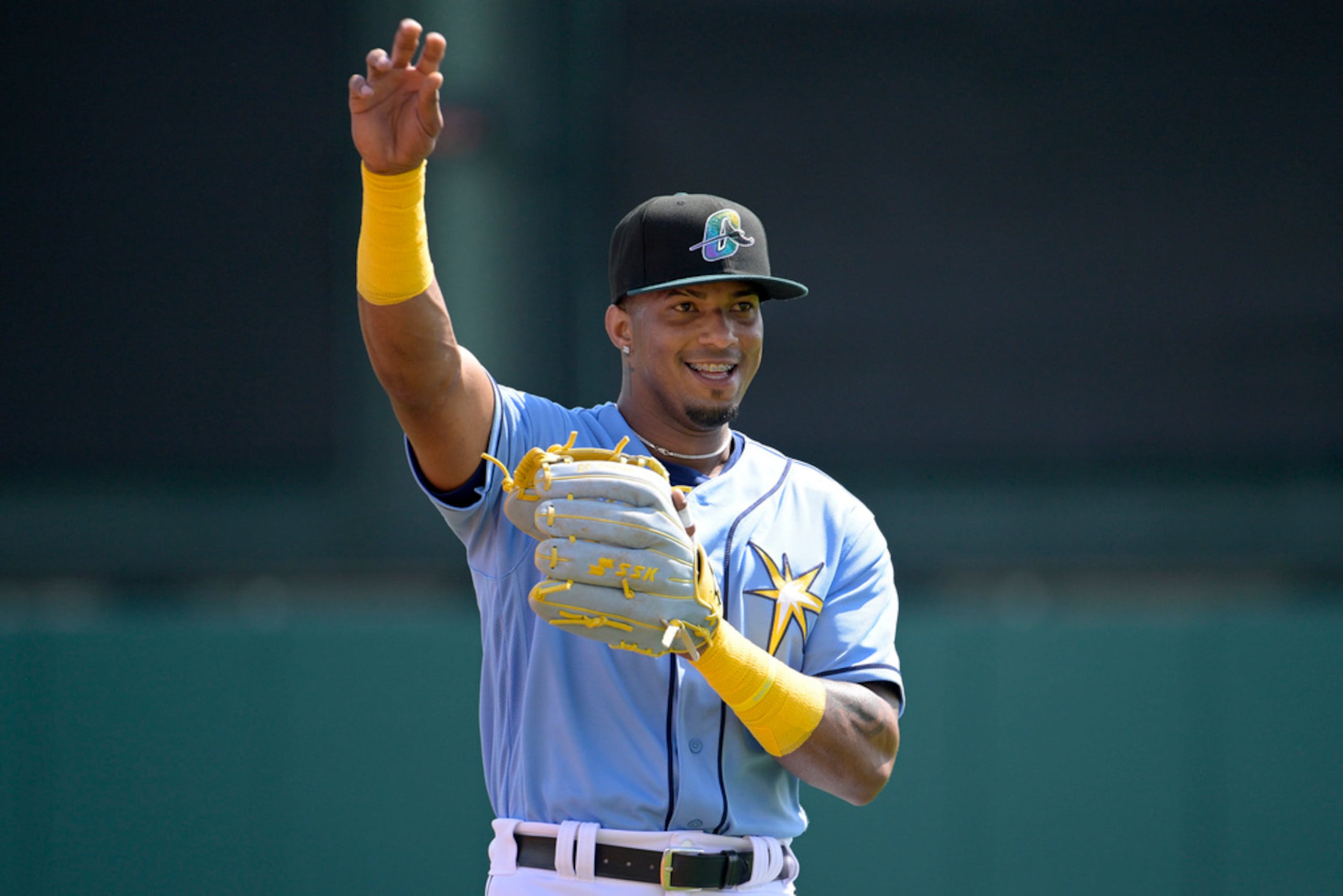 Wander Franco fue suspendido con disfrute de sueldo en forma indefinida por la oficina de MLB mientras las autoridades en su país natal lo investigaban.