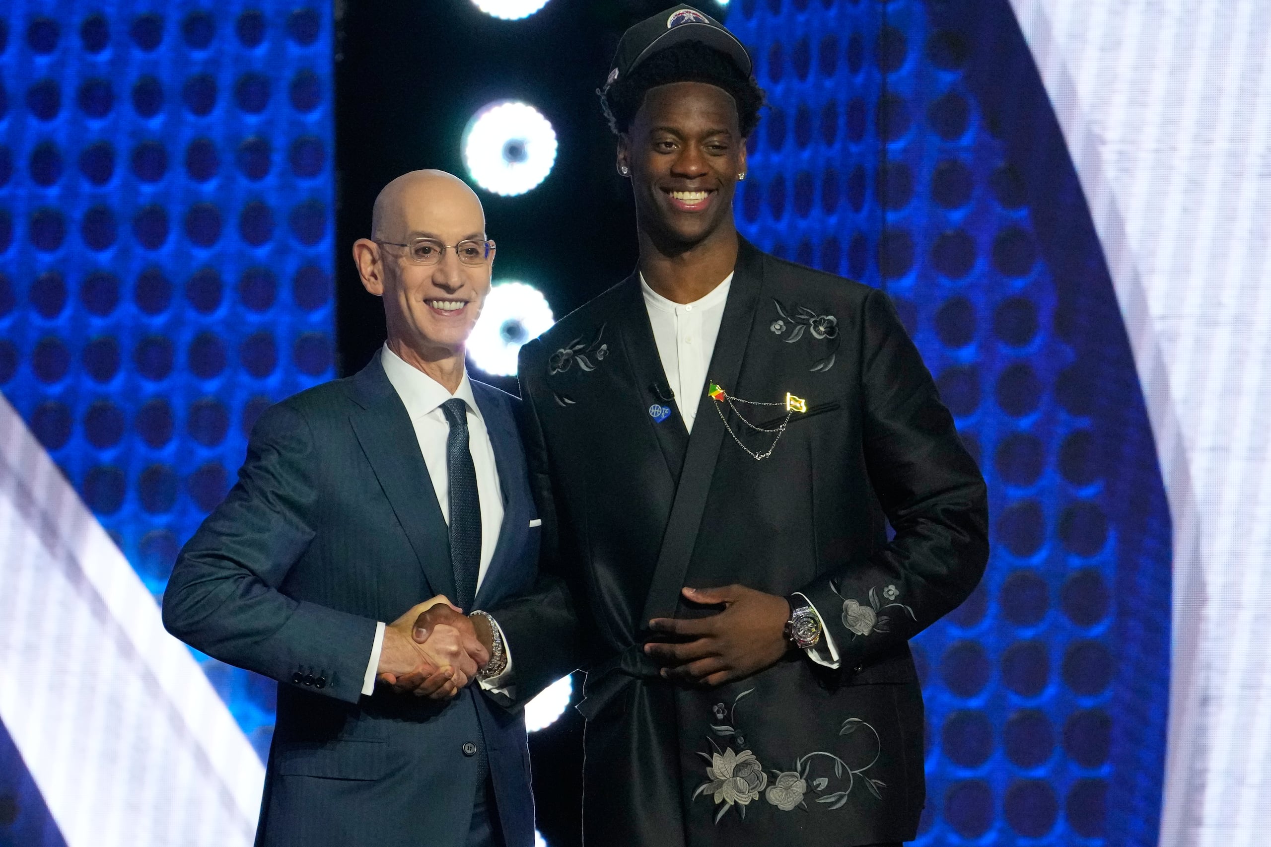AJ Dybantsa, a la derecha, posa junto al comisionado de la NBA, Adam Silver, tras ser seleccionado por los Wizards con el primer turno del draft.