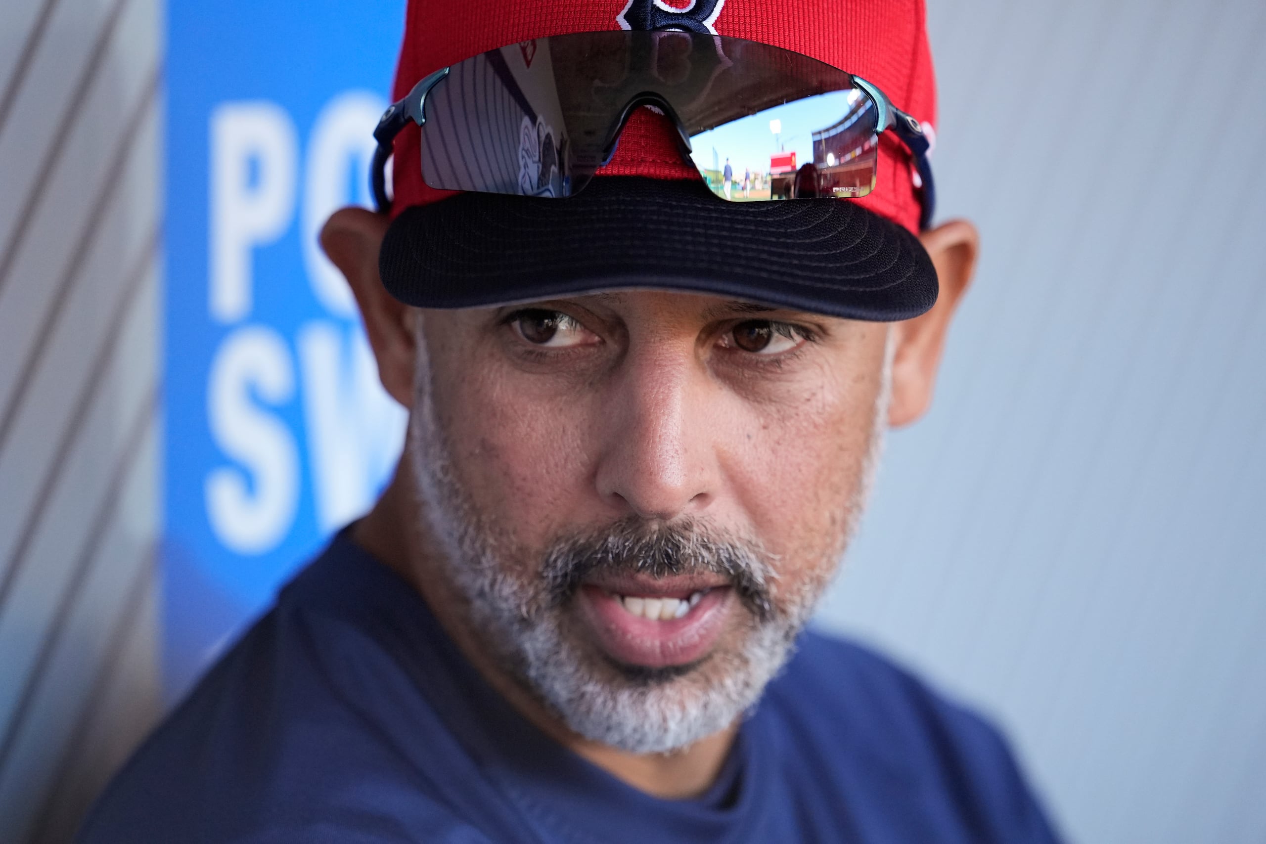 El mánager de los Red Sox, Alex Cora, habla con miembros de la prensa previo a un partido en Anaheim.