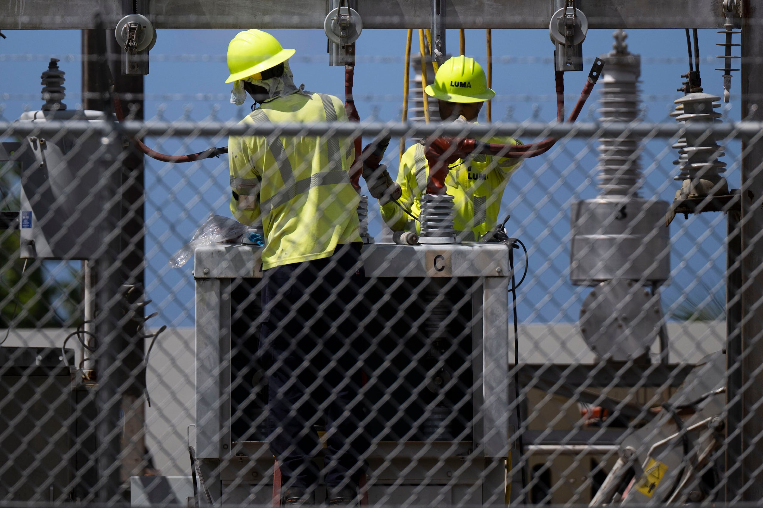 Los trabajos incluyen el reemplazo y reparación de líneas eléctricas y equipos.