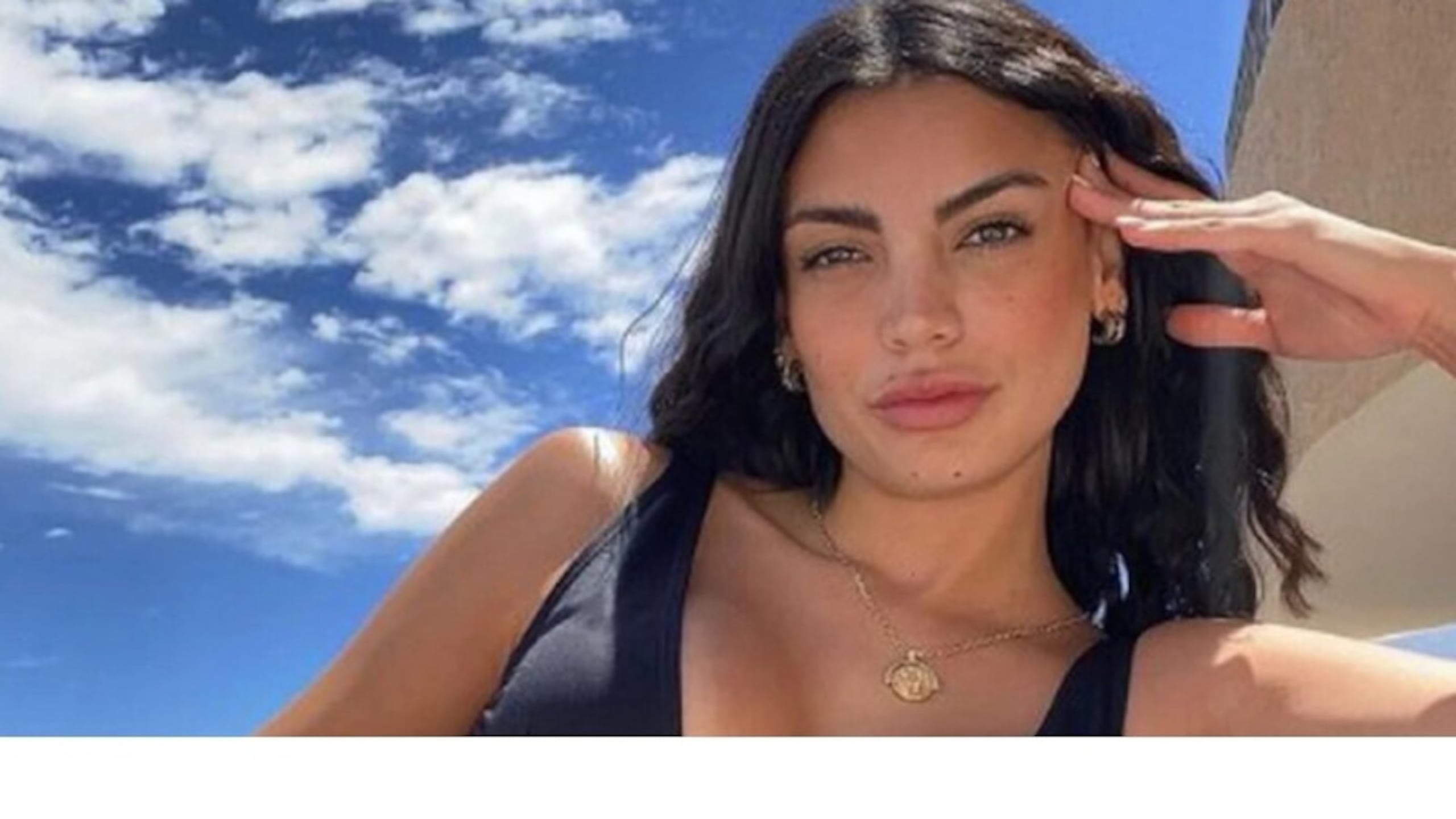 Andrea Otaolaurruchi, es reconocida por su participación en la temporada 11 del reality show Acapulco Shore de MTV y es una figura destacada en el mundo del modelaje y la aviación.